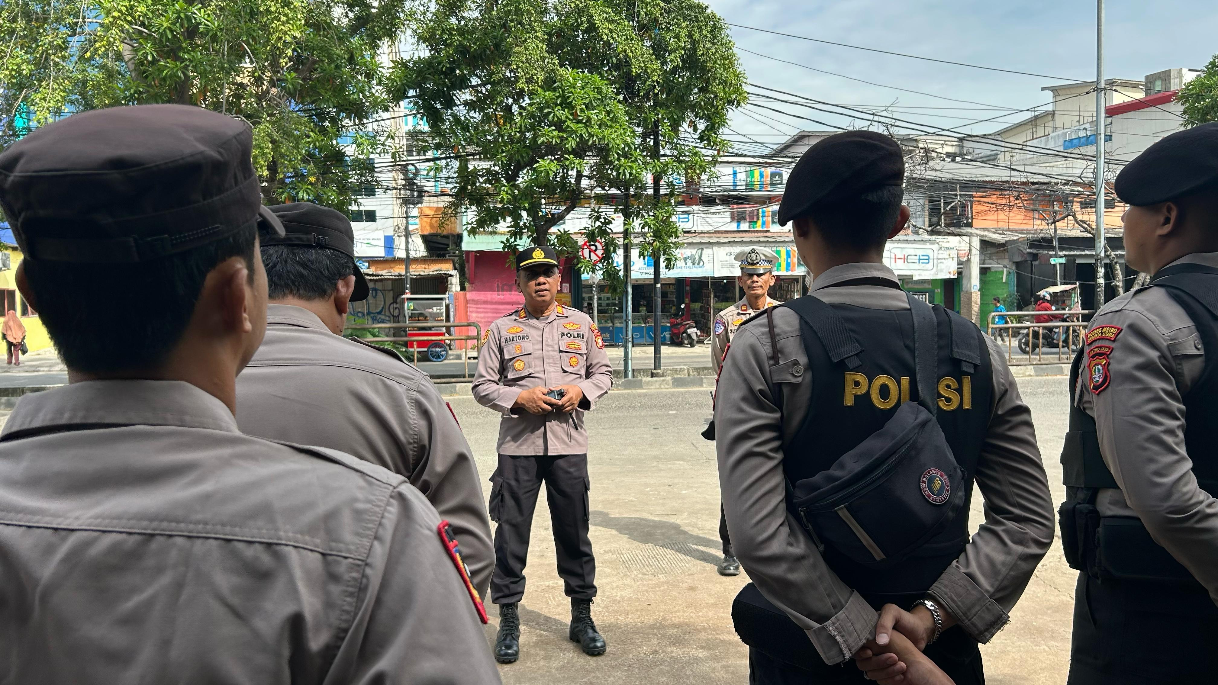 POLSEK KOJA GELAR APEL PENGAMANAN AKSI UNRAS KOORNAS POROS MUDA NU, PASTIKAN SITUASI AMAN DAN KONDUSIF