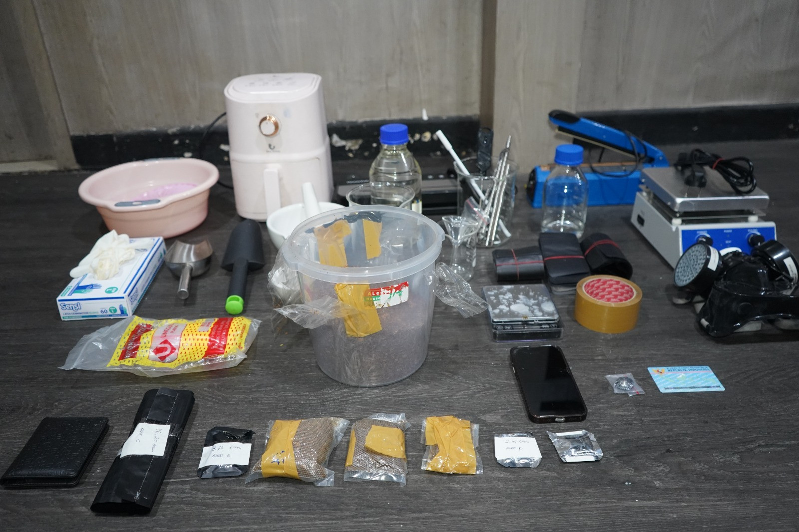 Polda Metro Jaya Ungkap Clandestine Lab Tembakau Sintetis di Gambir