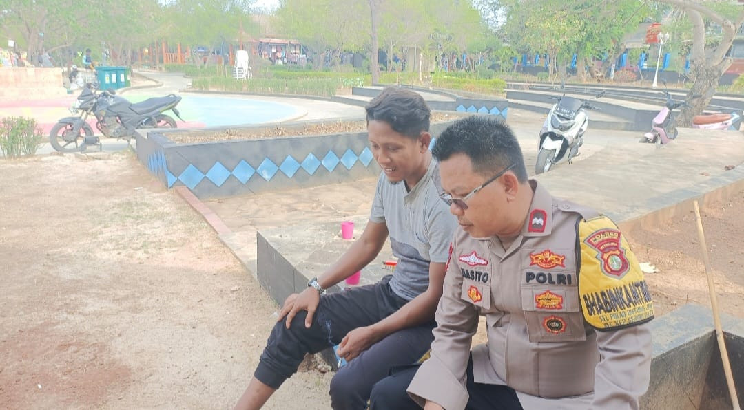 Bhabinkamtibmas Pulau Untung Jawa Ajak Warga Jaga Kamtibmas dan Sosialisasikan Layanan 110