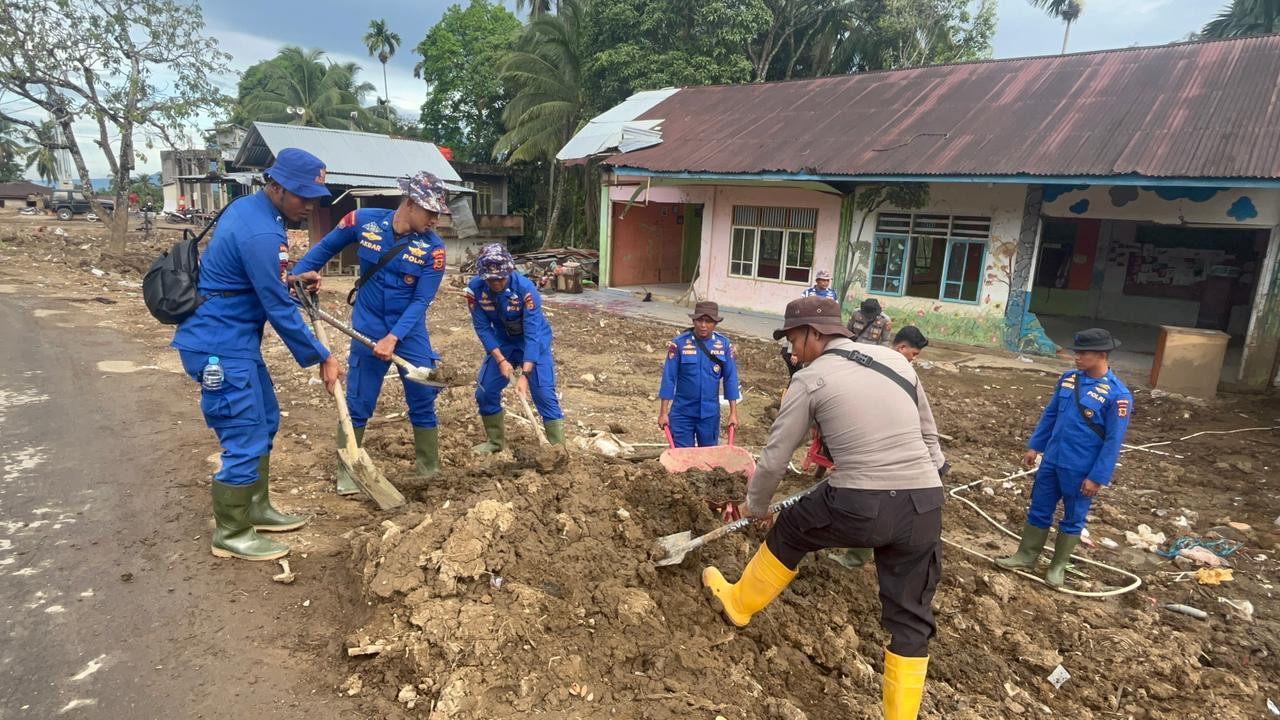 Personel Brimob Lanjutkan Bersih-bersih Rumah Warga dan Buat Saluran Air di Sumbar