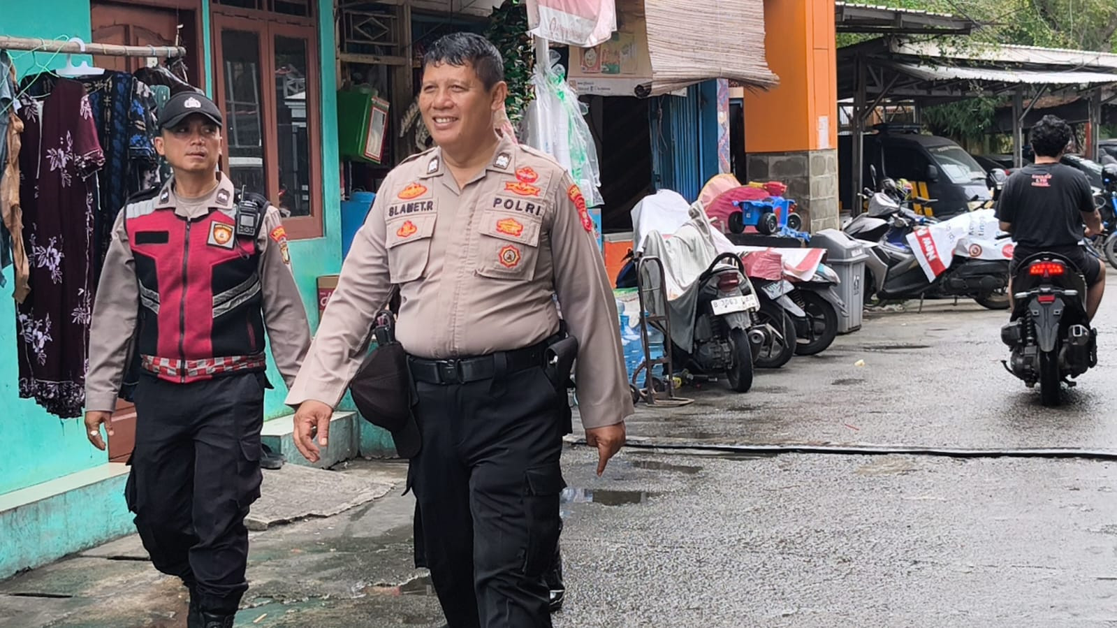 Polisi Hadir di Tengah Warga, Patroli Jalan Kaki Polsek Pademangan Ciptakan Rasa Aman
