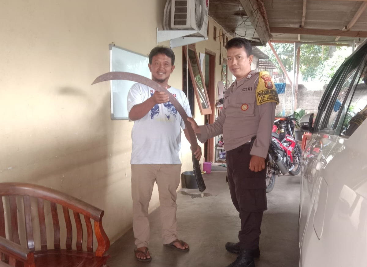 Warga Jatimurni Serahkan Senjata Tajam, Dukung Polisi Cegah Tawuran Remaja