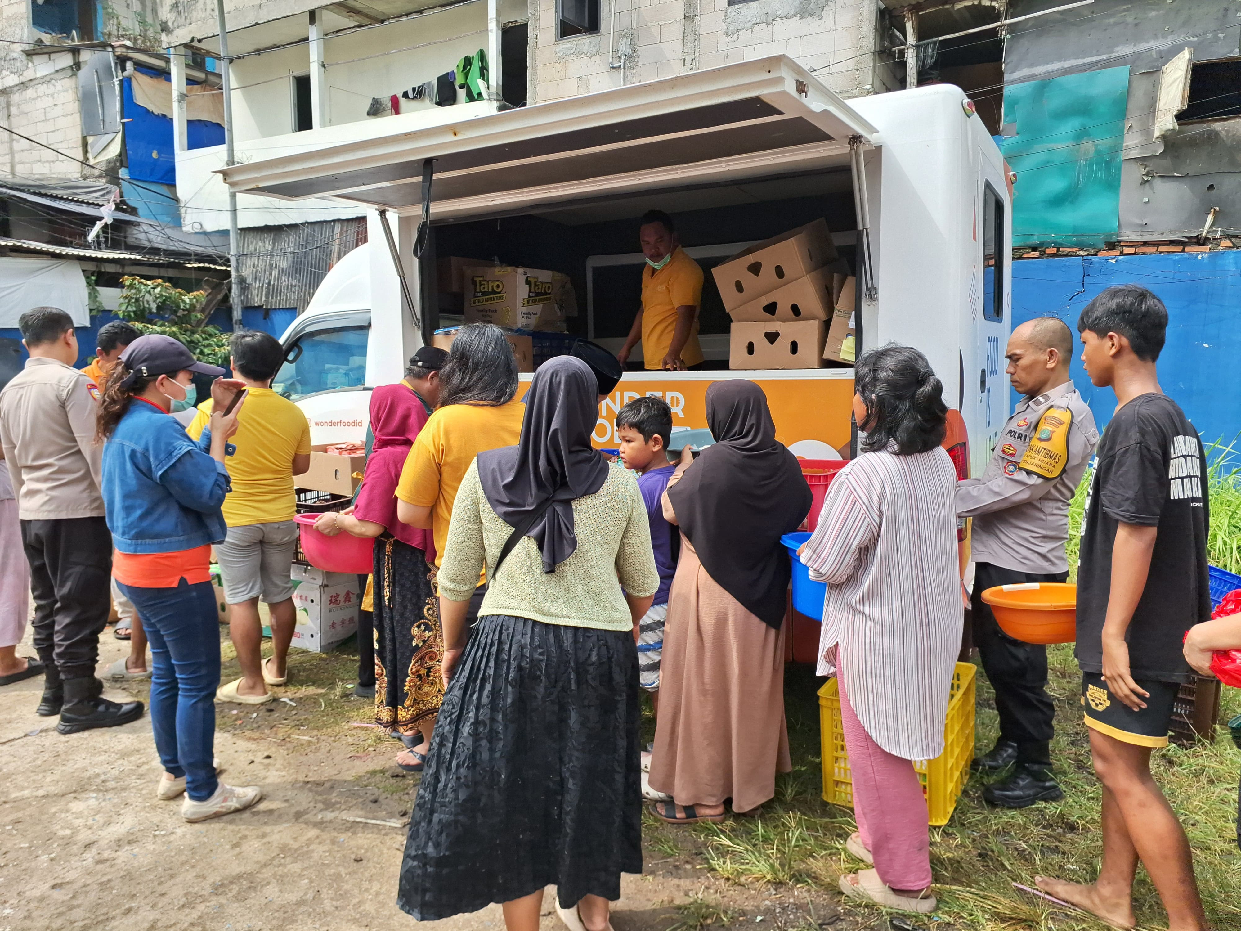 Polsek Metro Penjaringan Hadir untuk Warga, Ribuan Paket Makanan Dibagikan di Kapuk Muara