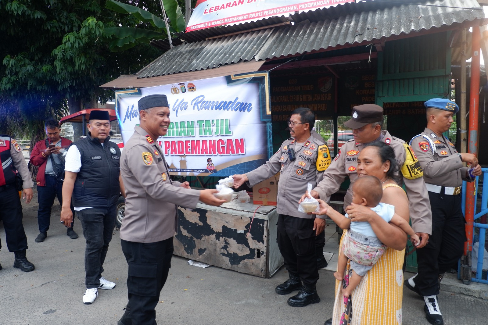 Polsek Pademangan Bagikan Takjil untuk Warga di Jalan Benyamin Sueb