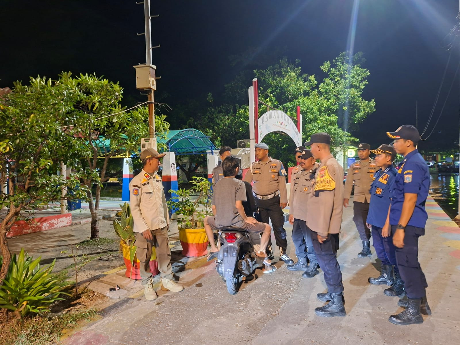 Patroli Malam Ramadhan 1447 H, Polsek Kepulauan Seribu Utara Perkuat Siskamling dan Ajak Warga Sukseskan Ops Ketupat 2026