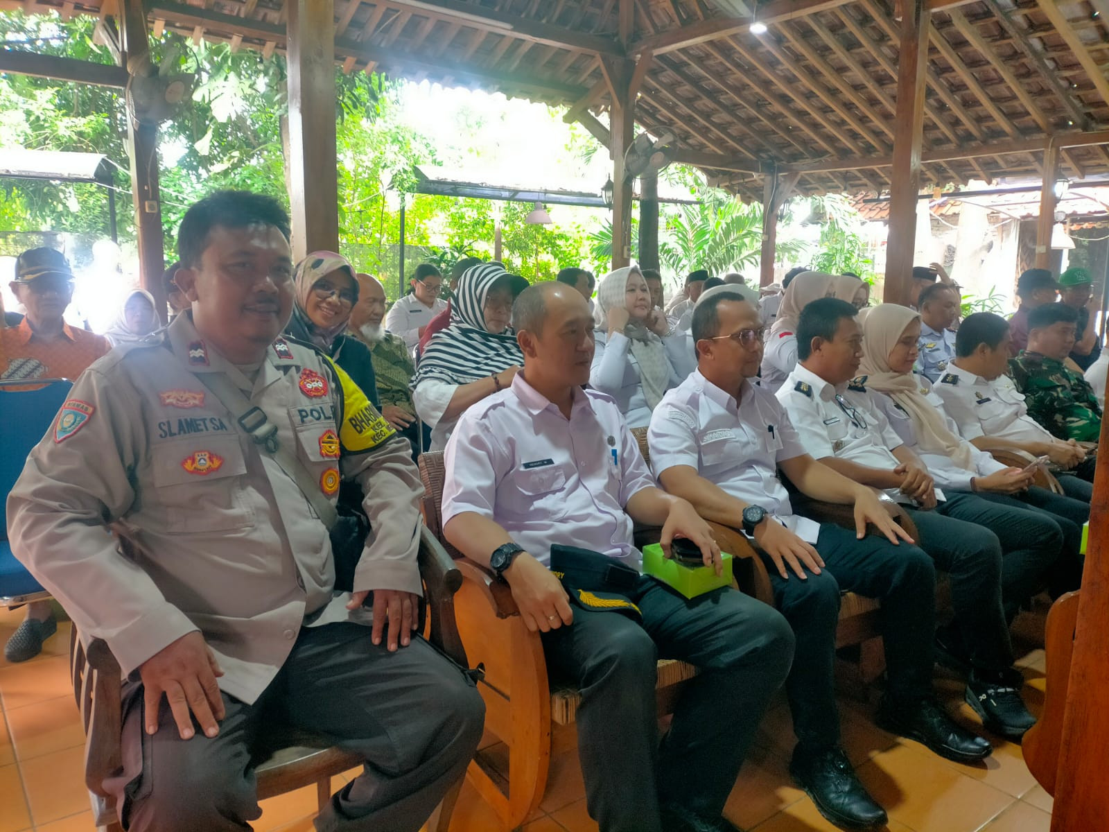 KANIT BINMAS DAN BHABINKAMTIBMAS KELURAHAN PEJUANG HADIRI RAPAT MINGGON DI KECAMATAN MEDAN SATRIA