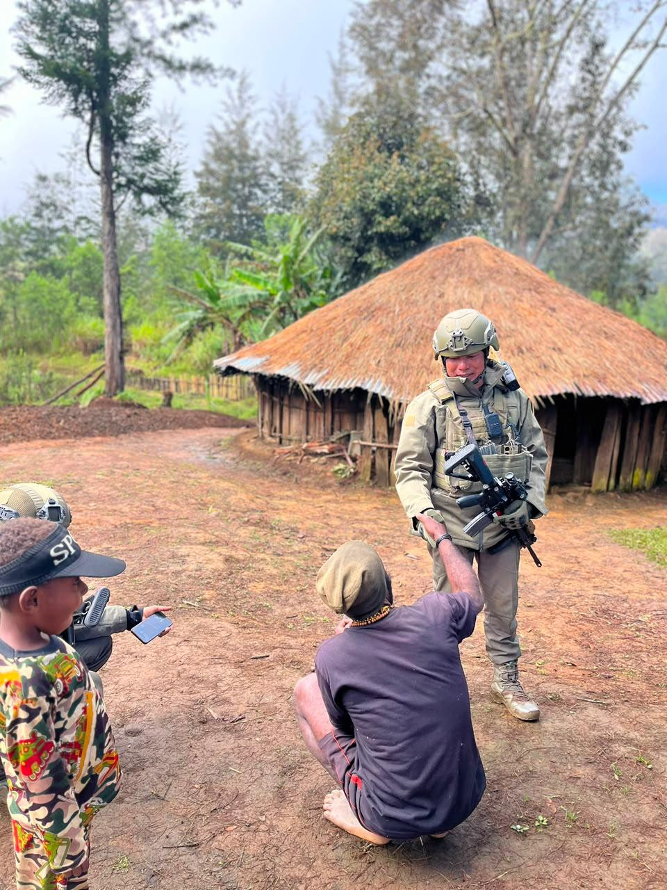 Menyapa dari Jantung Papua, Patroli Humanis Satgas Damai Cartenz Perkuat Kedekatan dengan Warga Ilaga