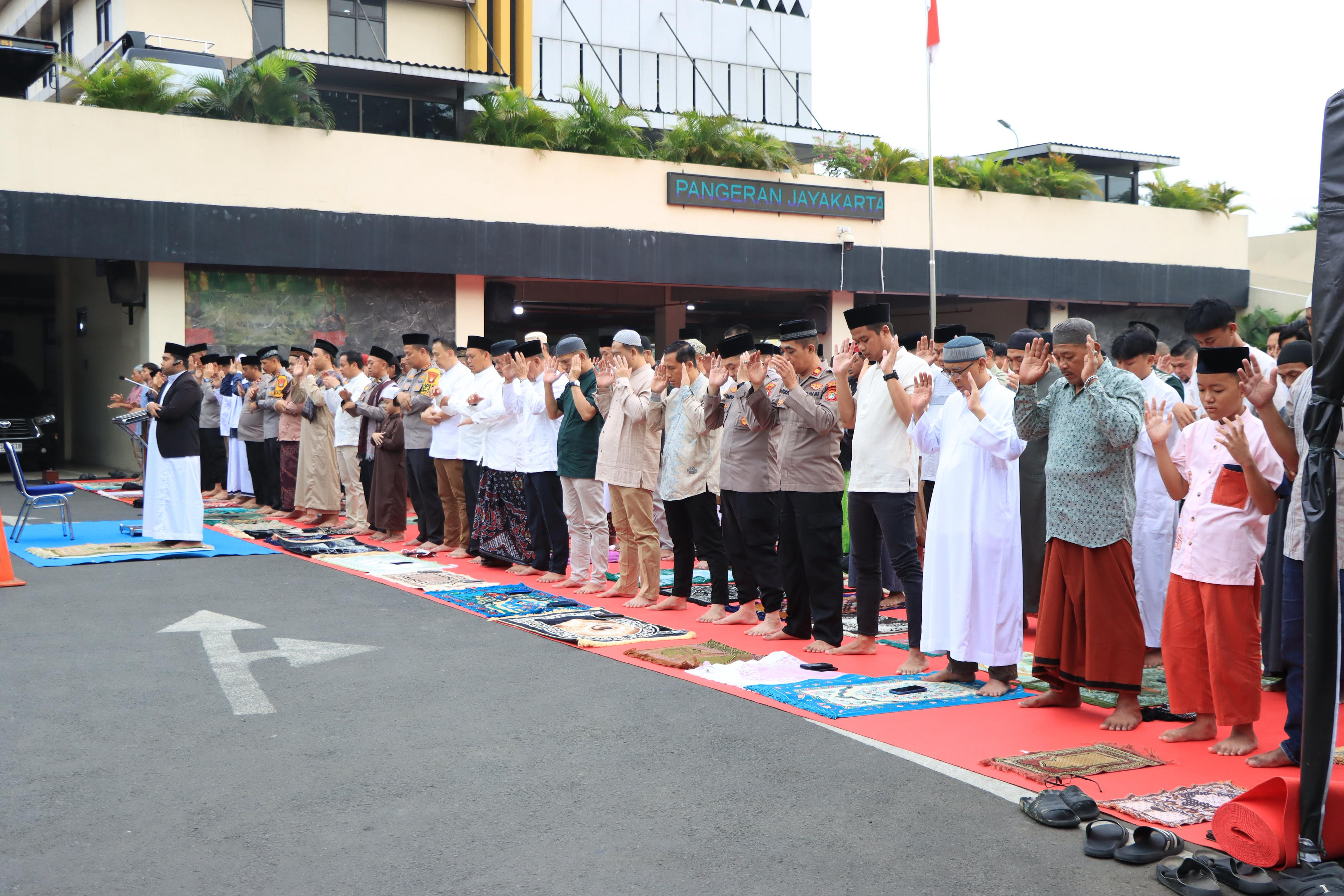 Kapolres Metro Bekasi Kota dan Jajaran Gelar Sholat Idul Fitri 1447 H tahun 2026 di Halaman Mapolres