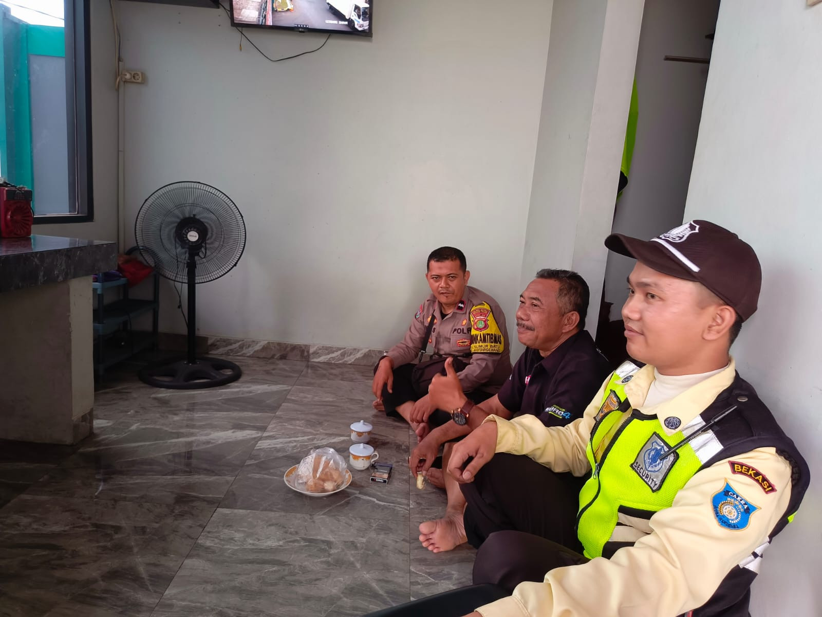 Tingkatkan Siskamling, Bhabinkamtibmas Sumurbatu Ajak Warga Bersama Jaga Keamanan