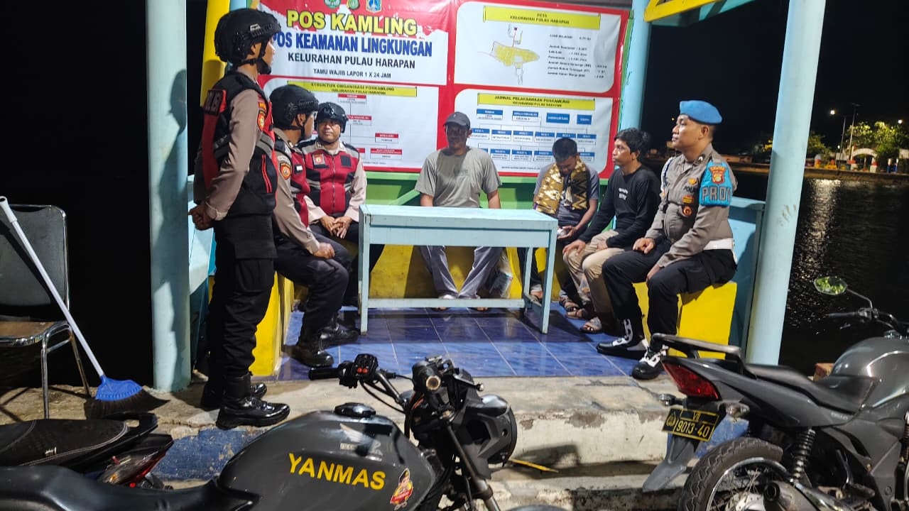 Polsek Jajaran Polres Kepulauan Seribu Gencarkan Siskamling di Pulau-Pulau Penduduk, Kapolres Tekankan Kewaspadaan Cuaca Buruk