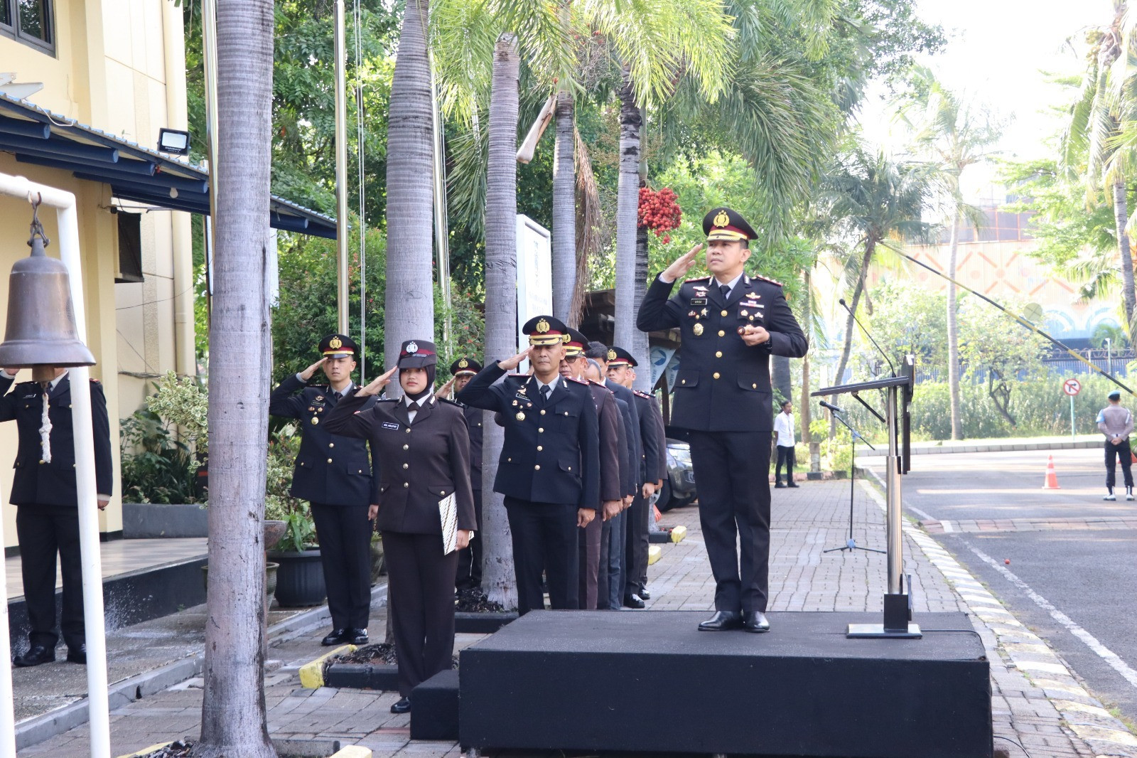 Polres Kepulauan Seribu Gelar Upacara Hari Ibu, Kapolres Pimpin Langsung dan Beri Penghormatan untuk Polwan