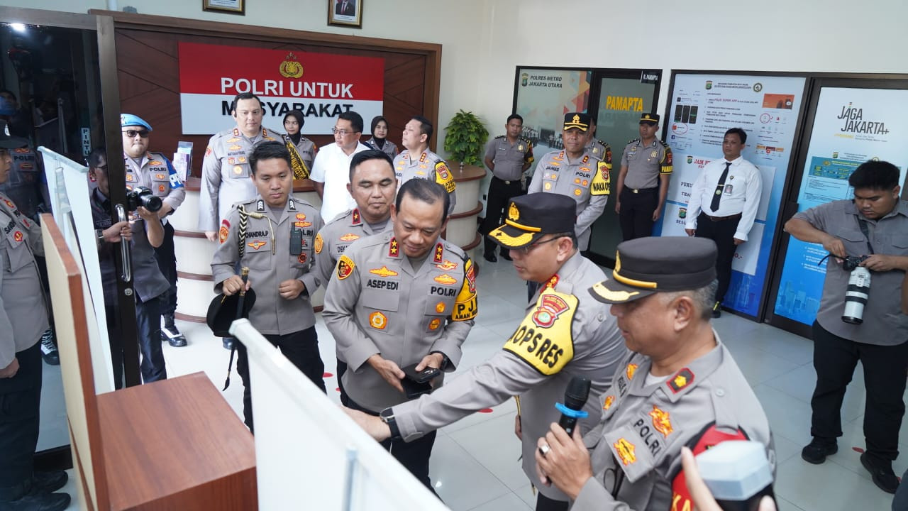 Kapolda Metro Jaya Tinjau Pelayanan dan Bahas Antisipasi Unjuk Rasa Desember dalam Anev Kamtibmas di Polres Jakut