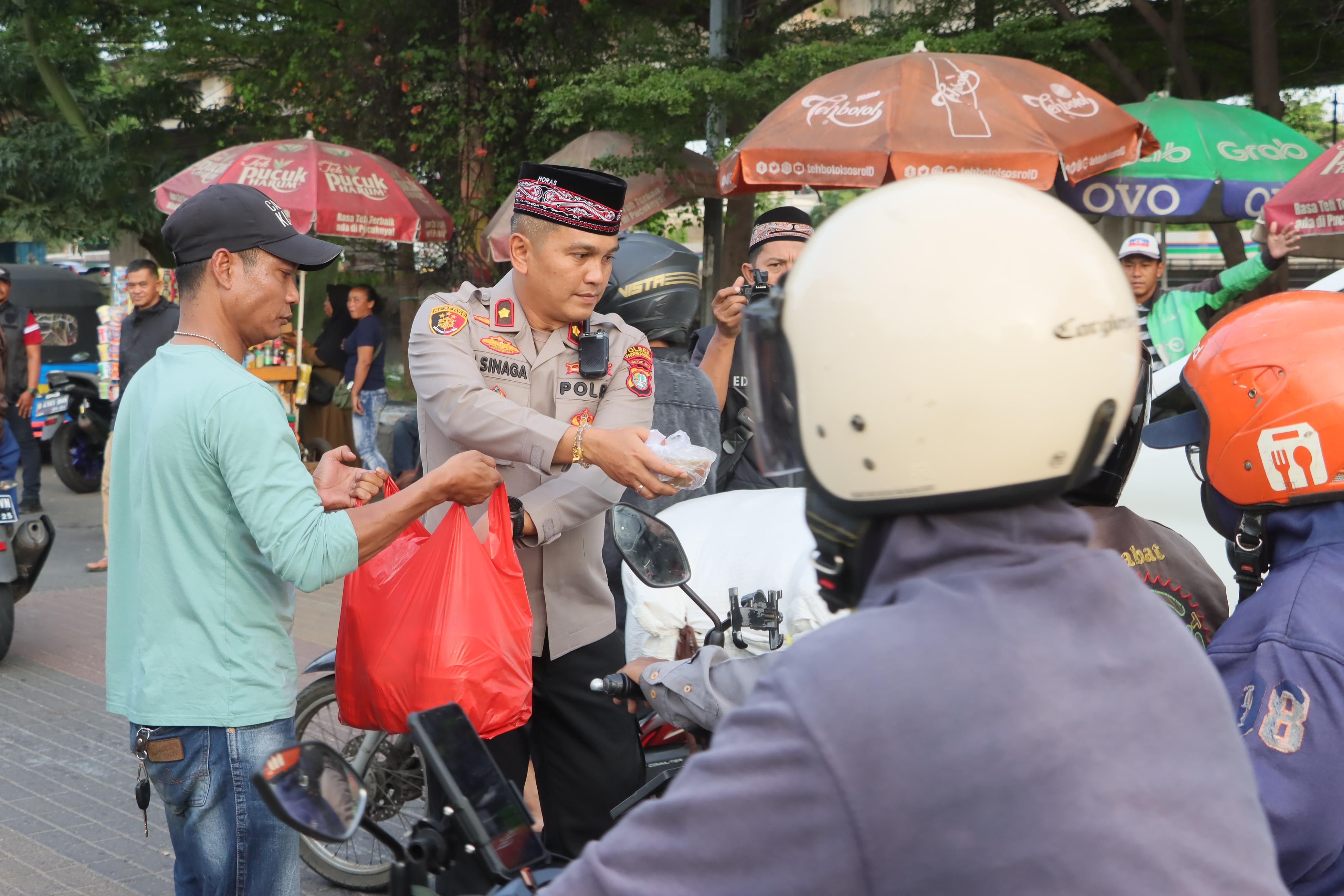 Polri dan Media Polres Metro Jakarta Utara Bagikan Takjil di Pademangan, Wujud Sinergi Untuk Masyarakat
