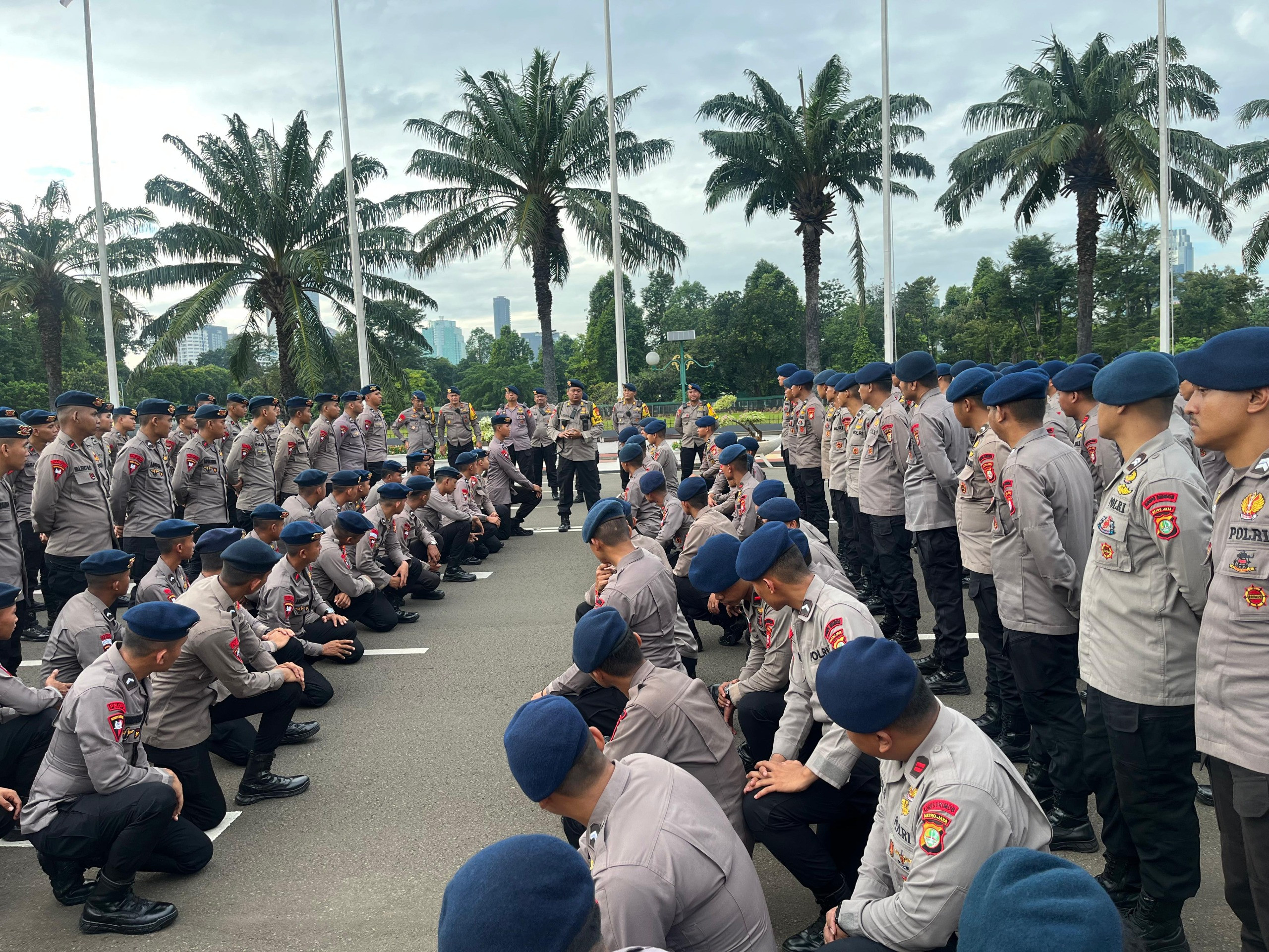 Satuan Brimob Polda Metro Jaya Siaga Amankan Konferensi ke-19 Parlemen OKI di Gedung DPR/MPR RI
