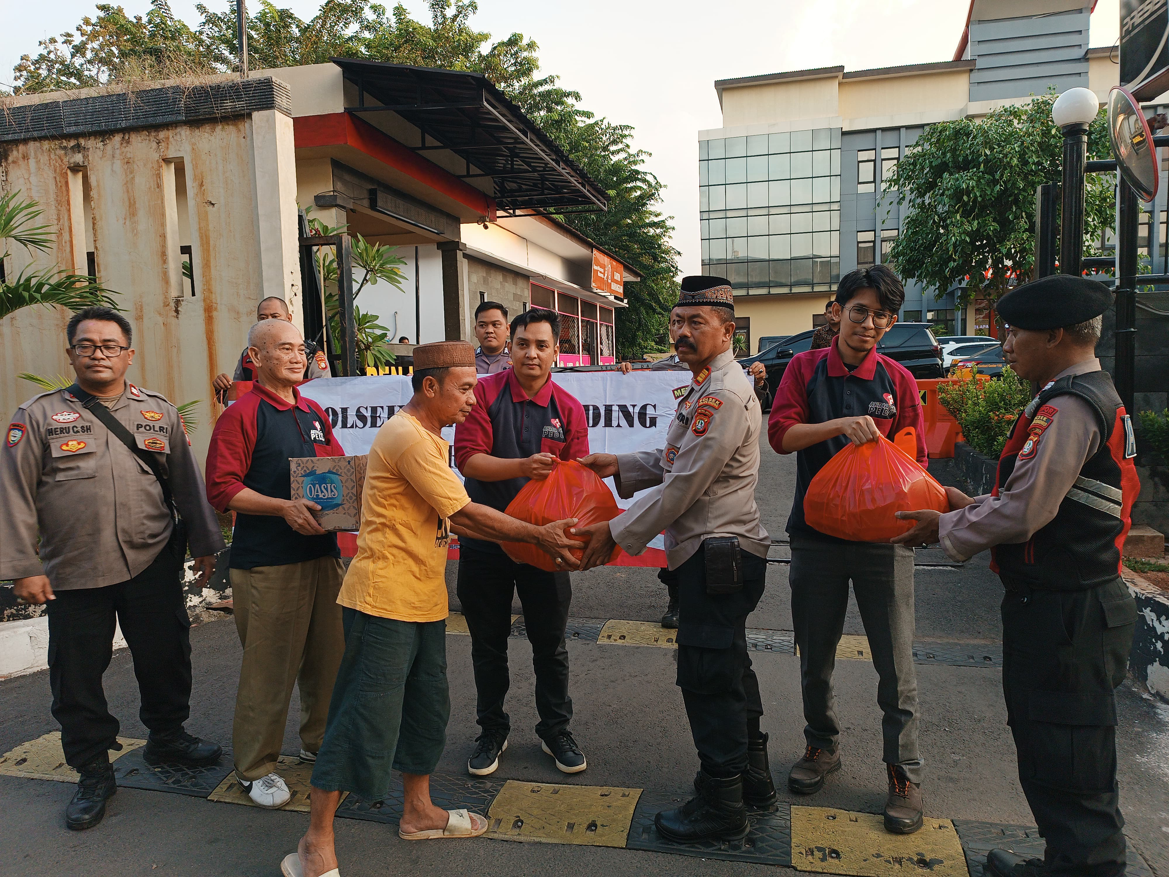Polsek Kelapa Gading Bagikan 300 Paket Takjil untuk Warga Selama Ramadhan