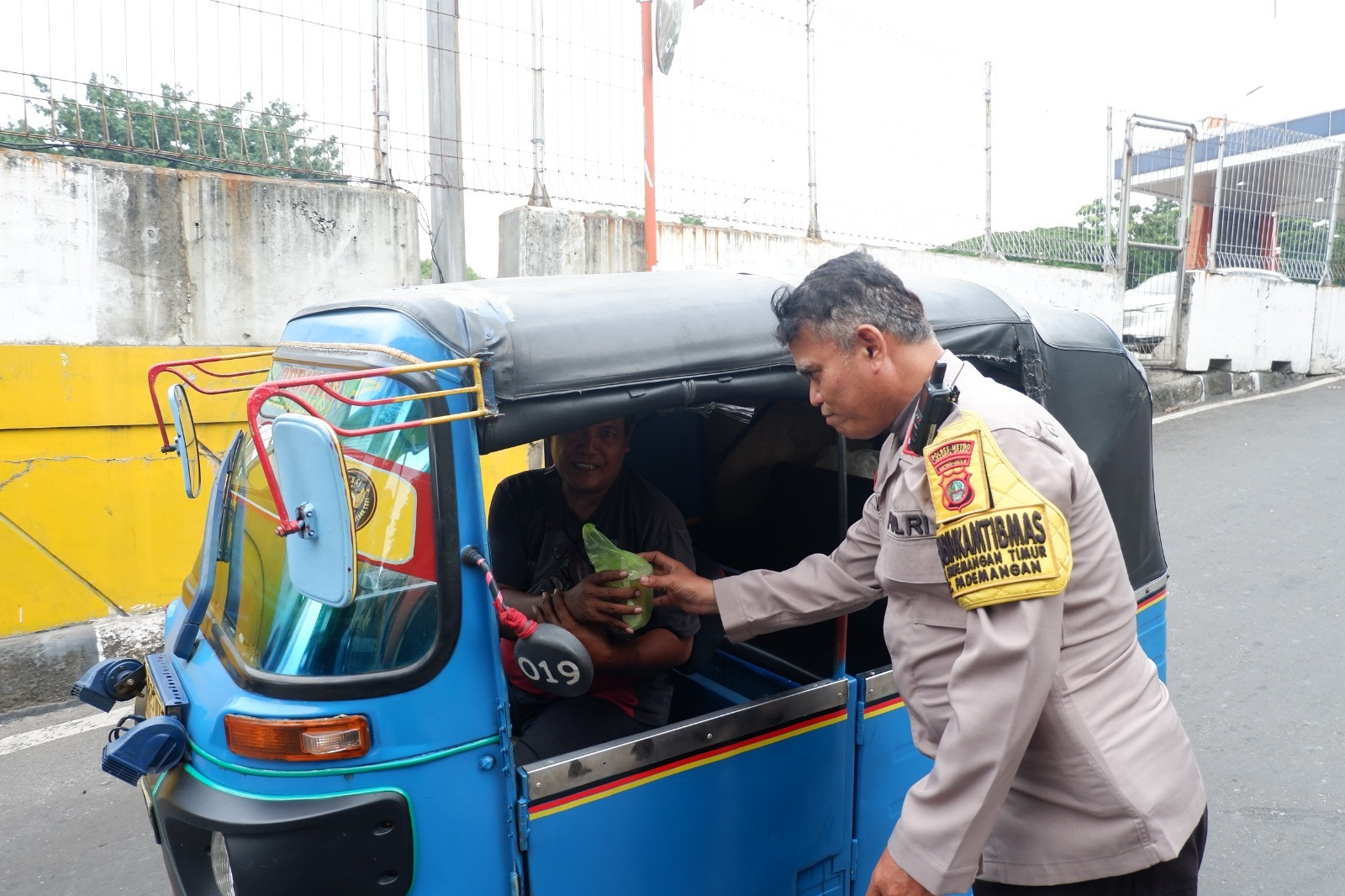 Polsek Pademangan Berbagi Takjil, Warga Senang Sambut Ramadhan dengan Kebersamaan