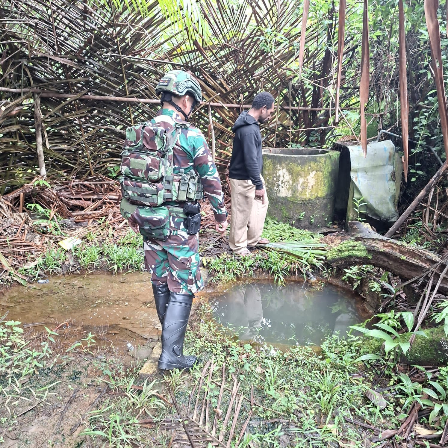 Dukung Program Manunggal Air, Satgas Yonif 126/KC Pastikan Air Bersih untuk Warga Kombut