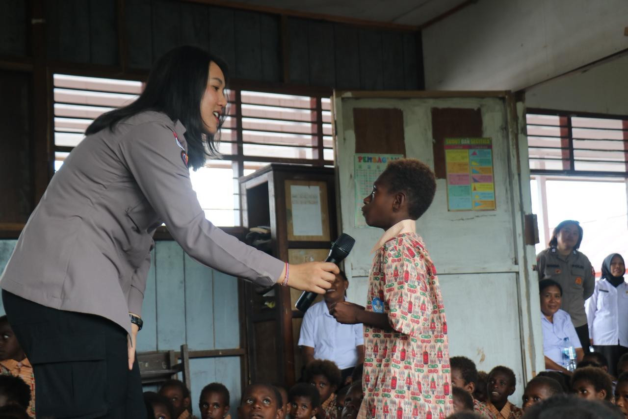 Hadirkan Keceriaan dan Edukasi Bagi Siswa, Satgas Damai Cartenz Gelar Bakti Sosial di SD Negeri Pomako 1