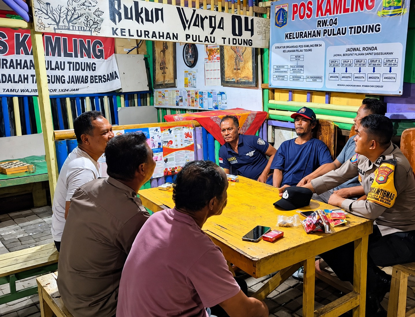 Patroli Malam, Polsek Kepulauan Seribu Selatan Sosialisasikan Layanan Polisi 110 dan Ajak Warga Jaga Kamtibmas