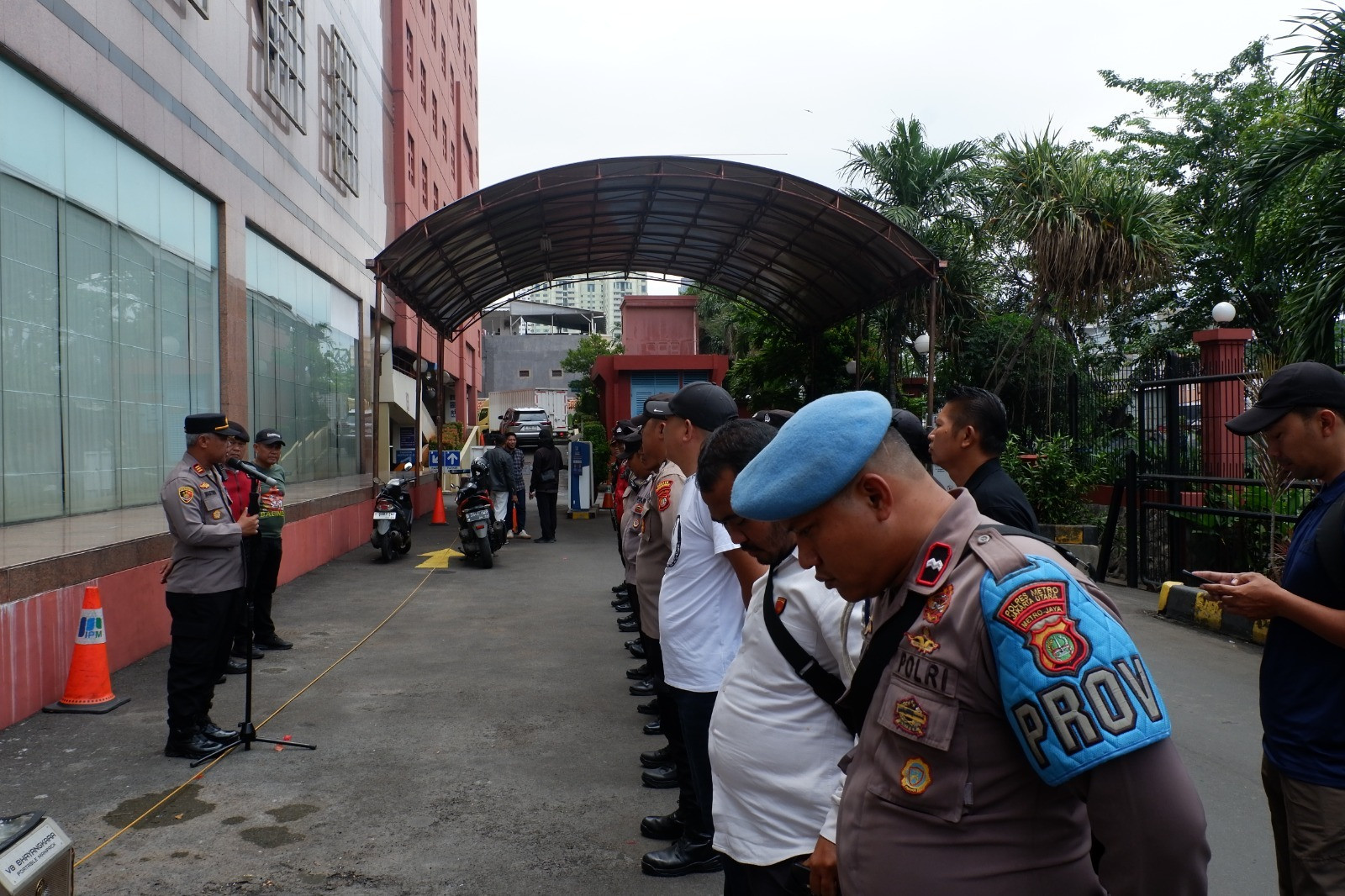 Polsek Pademangan Gelar Apel Pengamanan Unjuk Rasa di Gedung Maspion