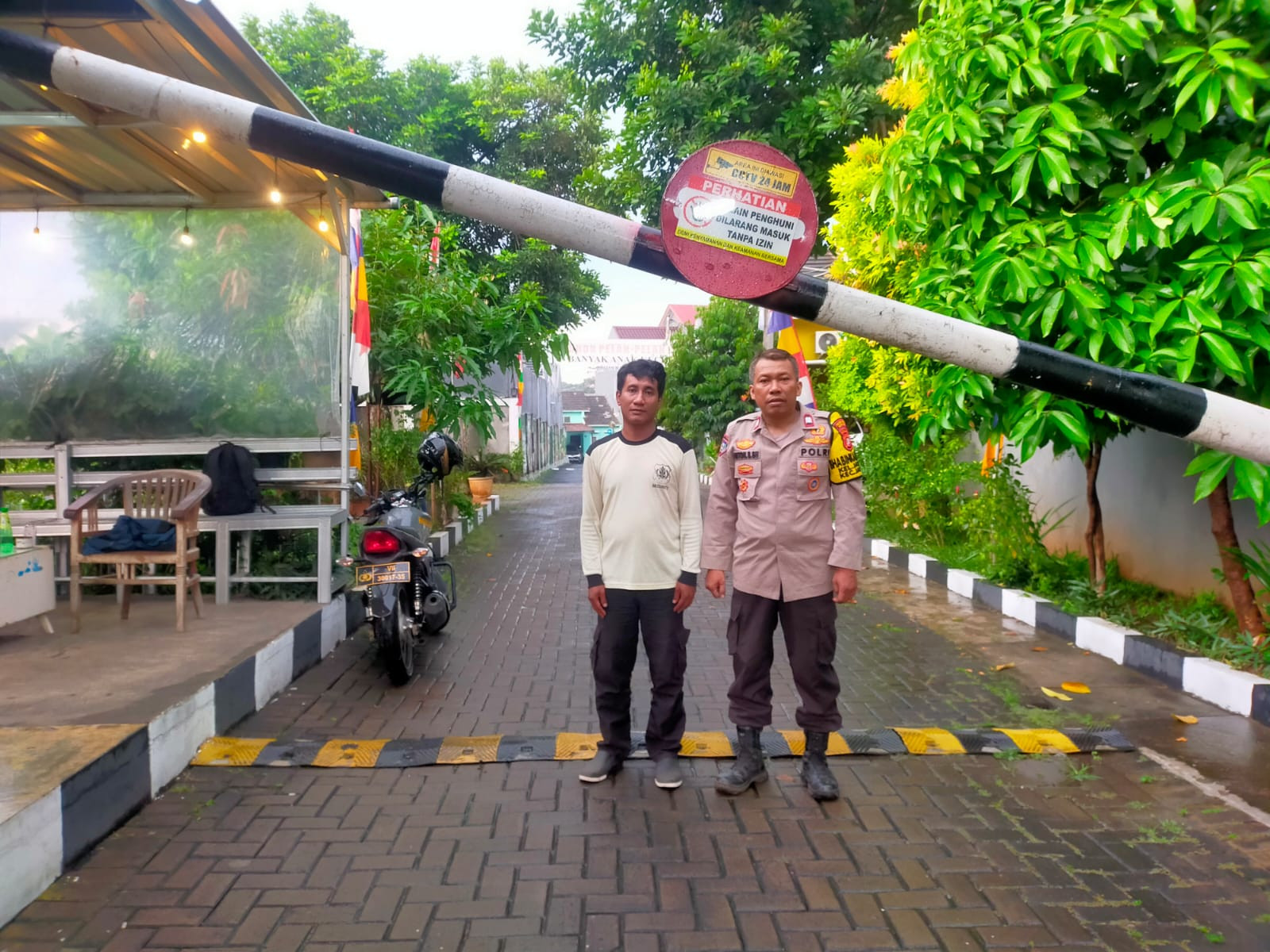 Cegah Gangguan Keamanan, Bhabinkamtibmas Jatisari Sambangi Petugas Security