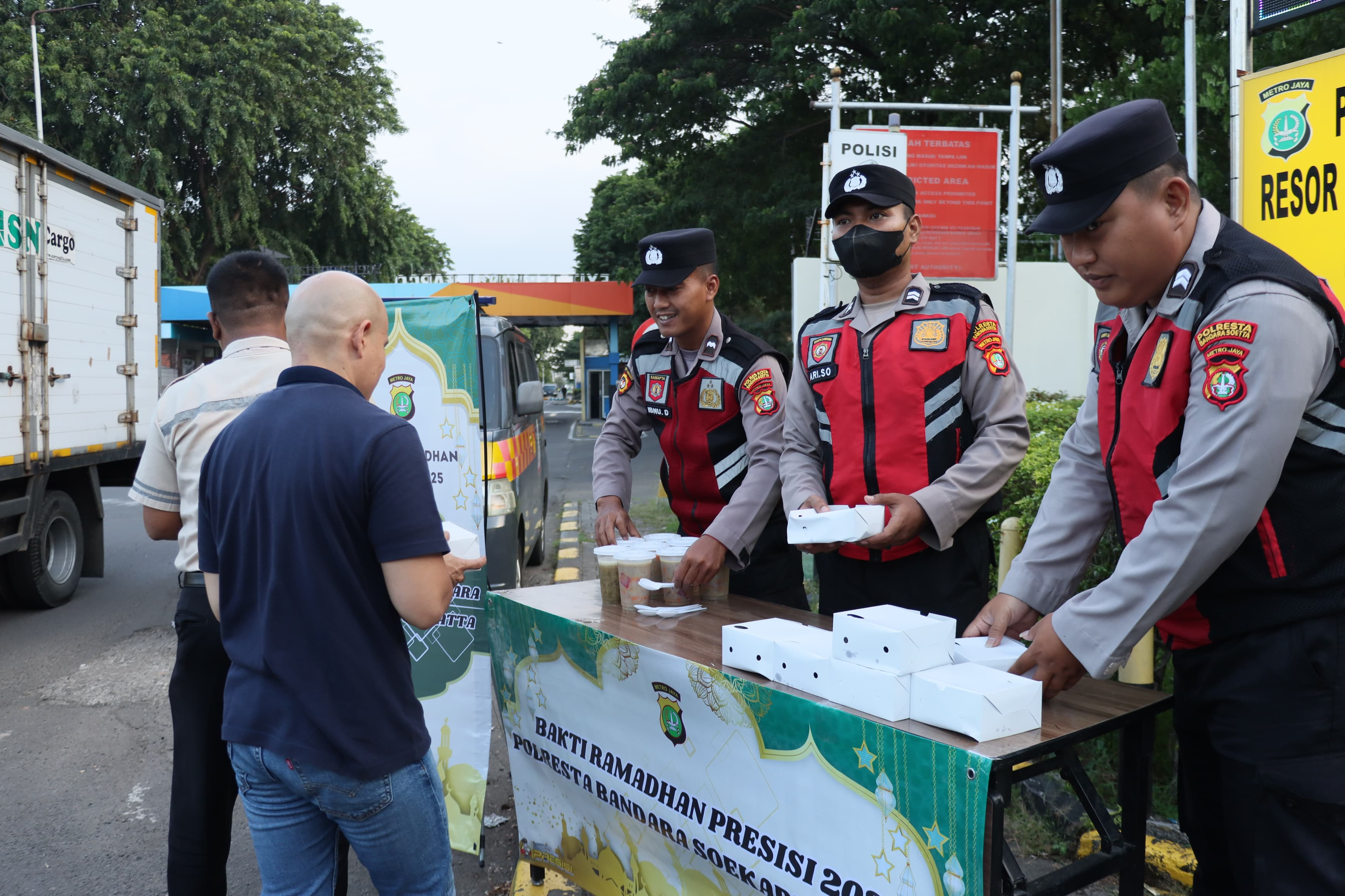 Awal Ramadhan 1446H, Polresta Bandara Soetta Bagi-bagi Takjil di Area Kargo