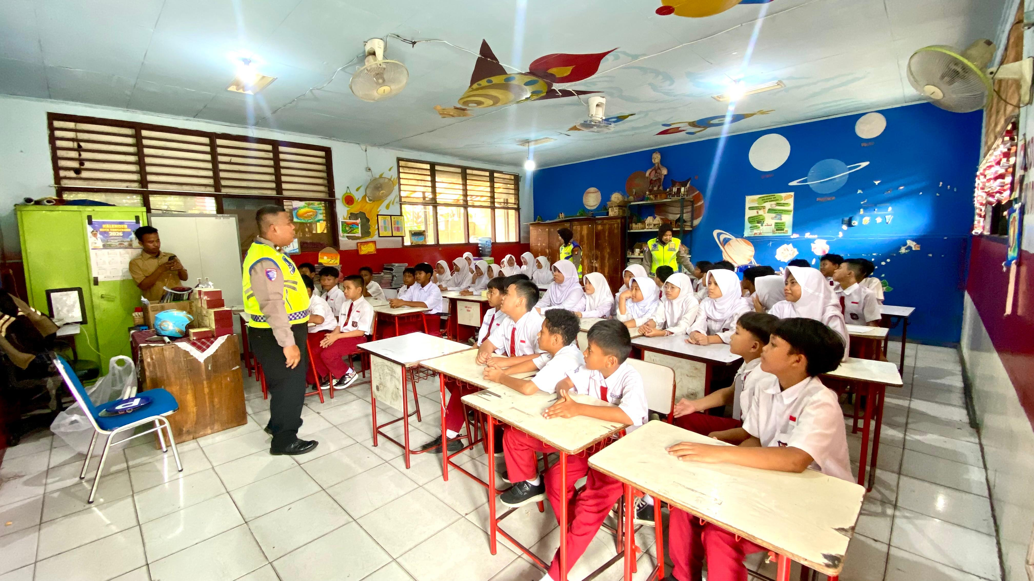 Satlantas Polres Metro Tangerang Kota Edukasi Siswa SD soal Tertib Lalu Lintas dan Anti Bullying