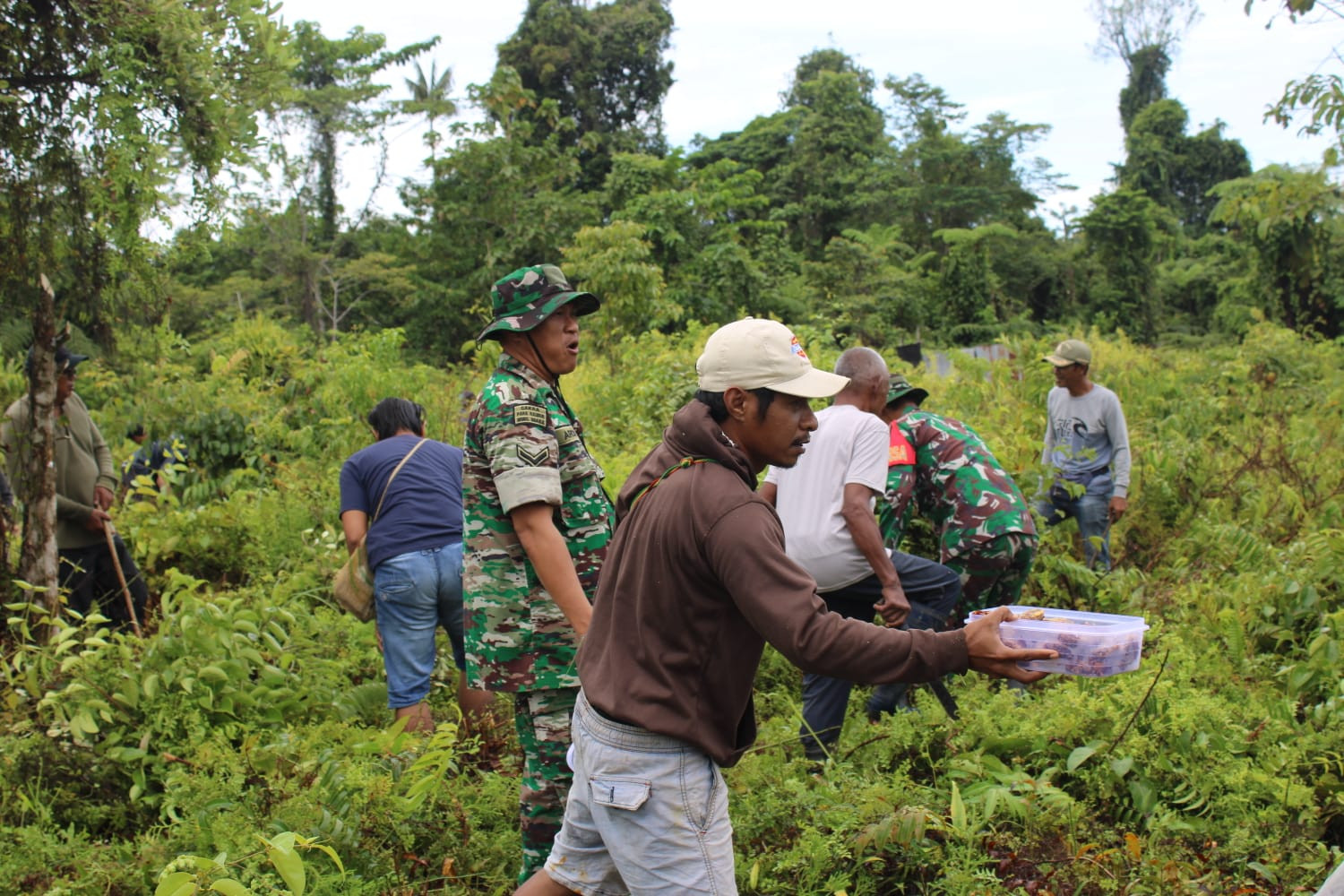 Kodim 1715/Yahukimo Gelar Karya Bakti Pembersihan Lingkungan Bersama Masyarakat