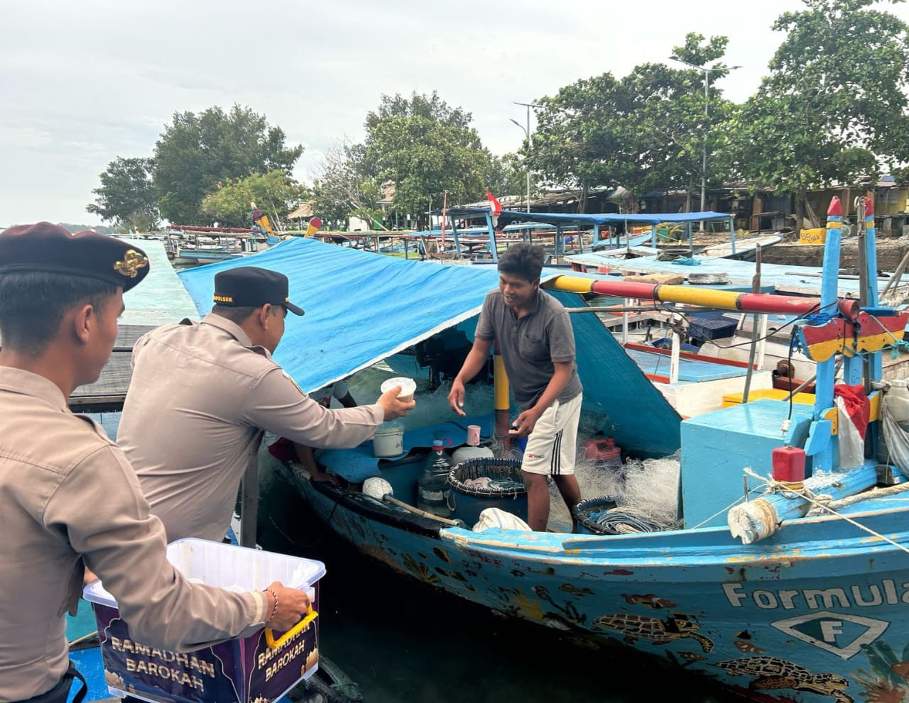 Polsek Kepulauan Seribu Utara Bagikan Takjil Keliling kepada Nelayan di Pulau Kelapa