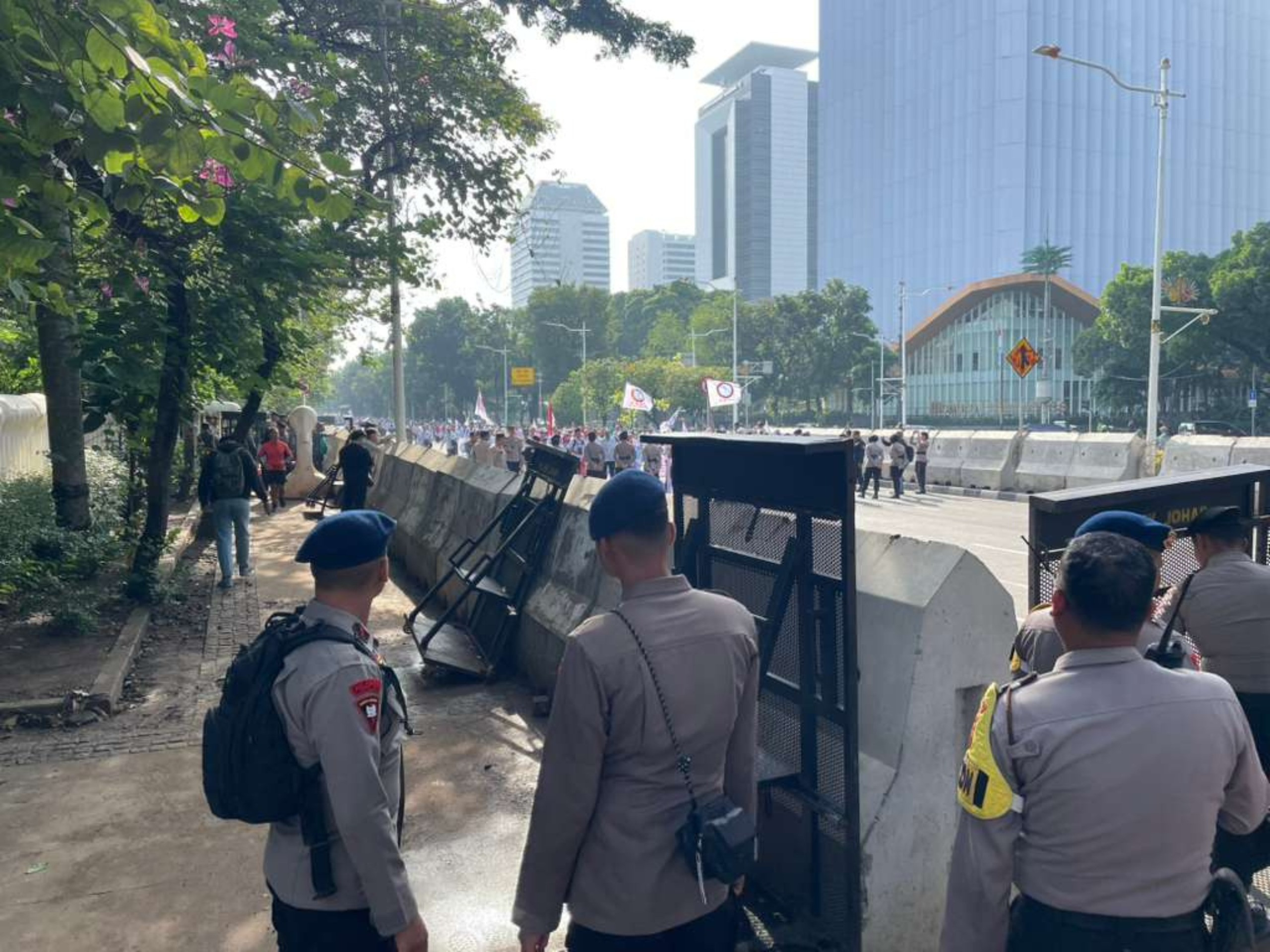 Melayani Aksi Damai Guru, Brimob Polda Metro Jaya Tunjukkan Pendekatan Humanis