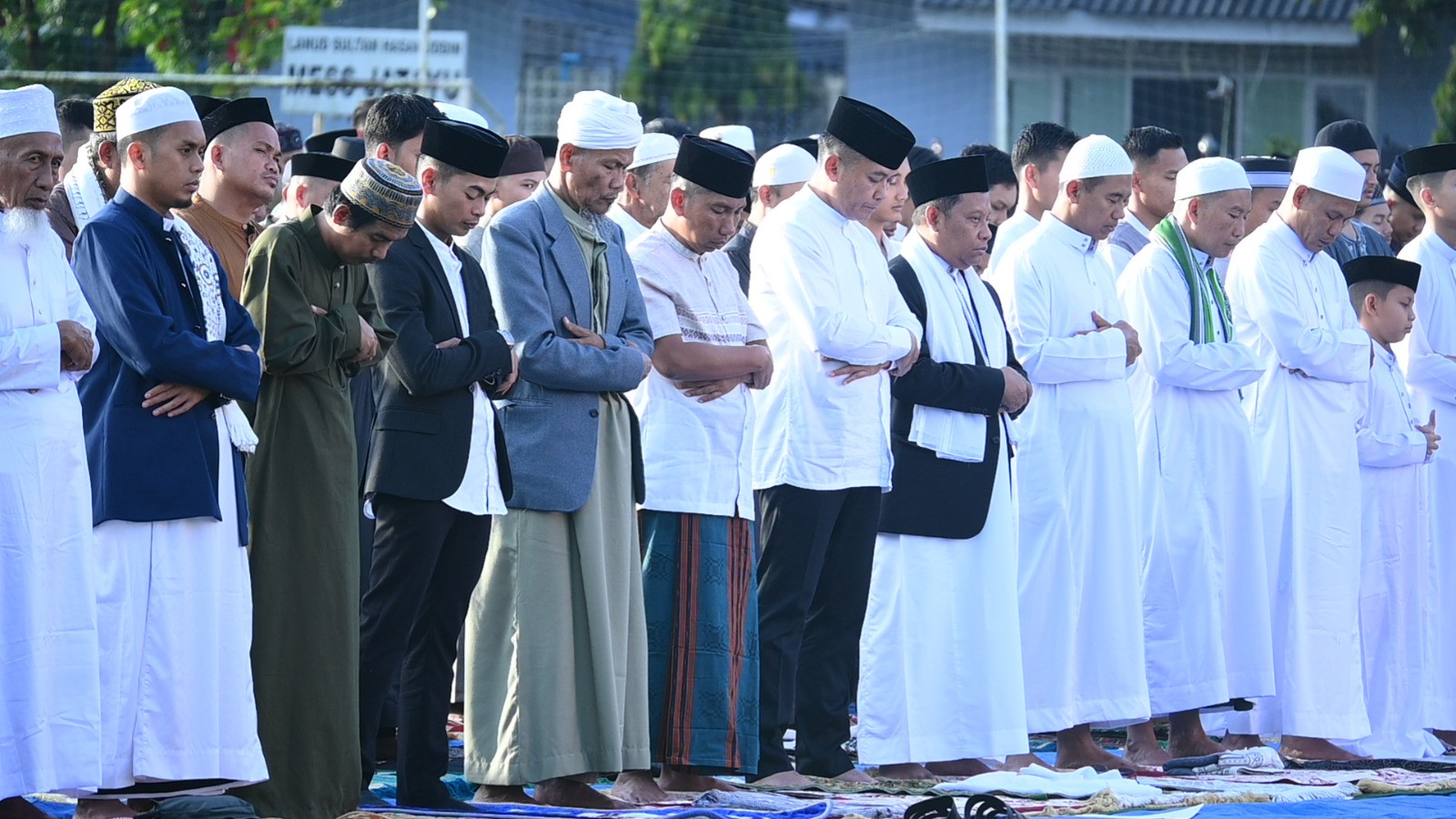 Danlanud Sultan Hasanuddin Melaksanakan Sholat Idul Fitri Bersama Prajurit dan Masyarakat Maros