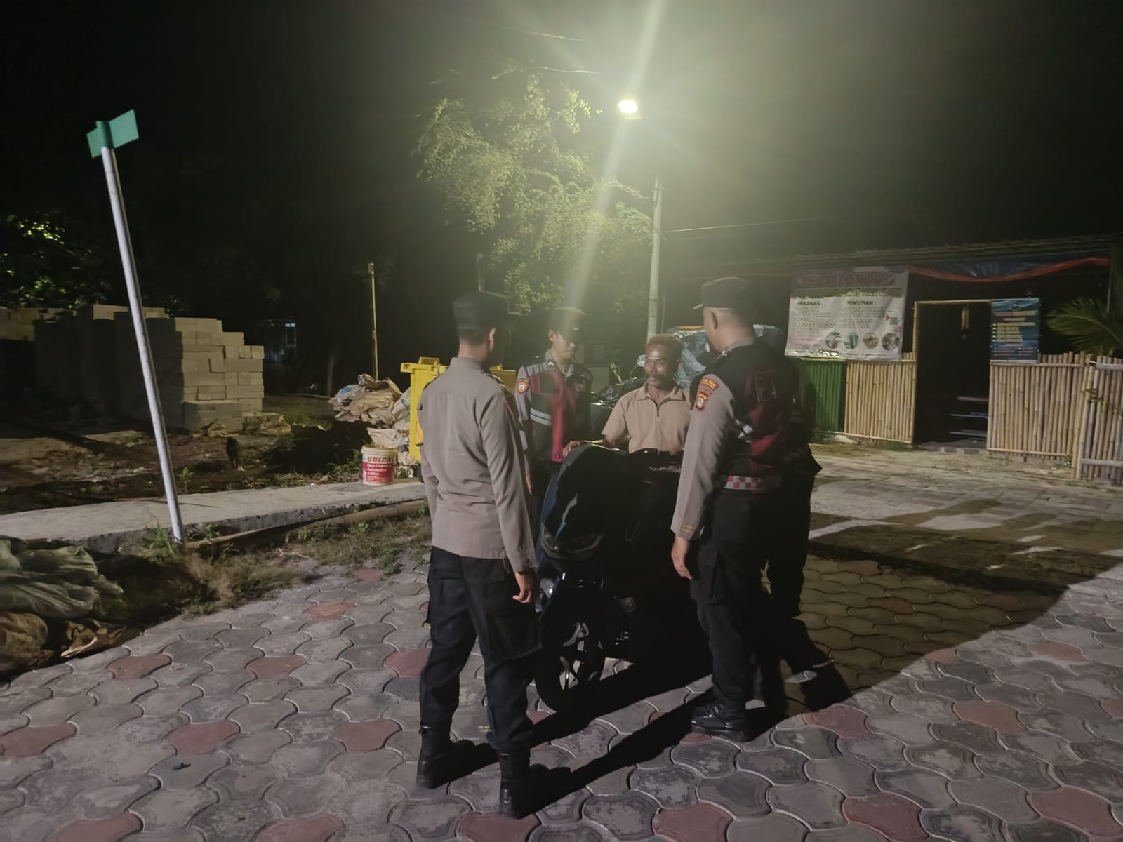 Patroli Dini Hari Polsek Kepulauan Seribu Utara Perkuat Pengawasan Wilayah, Warga Diimbau Manfaatkan Layanan 110
