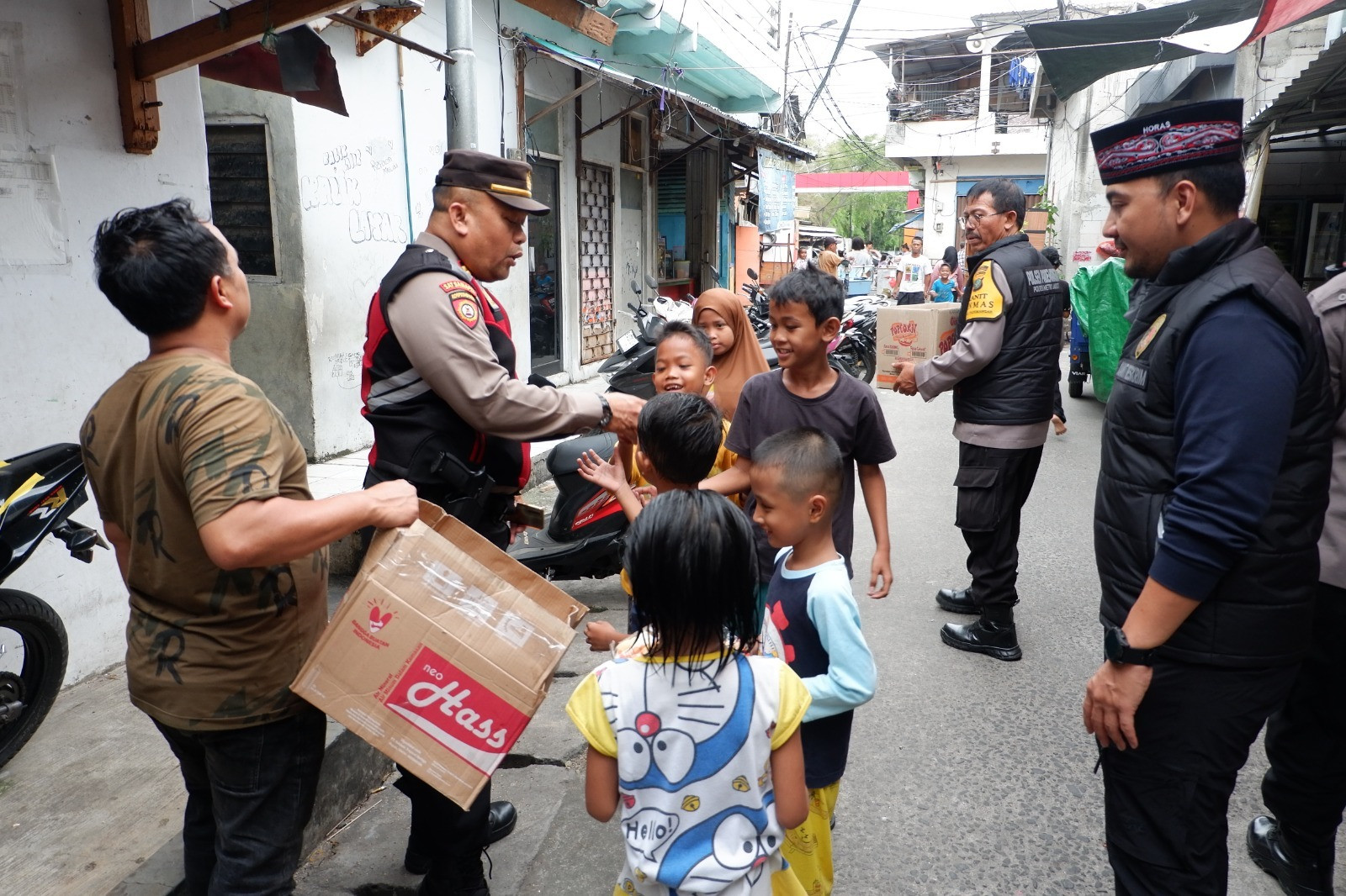 Polsek Pademangan Bagikan Takjil dan Makanan Berbuka Puasa untuk Warga RW 012 Pademangan Barat
