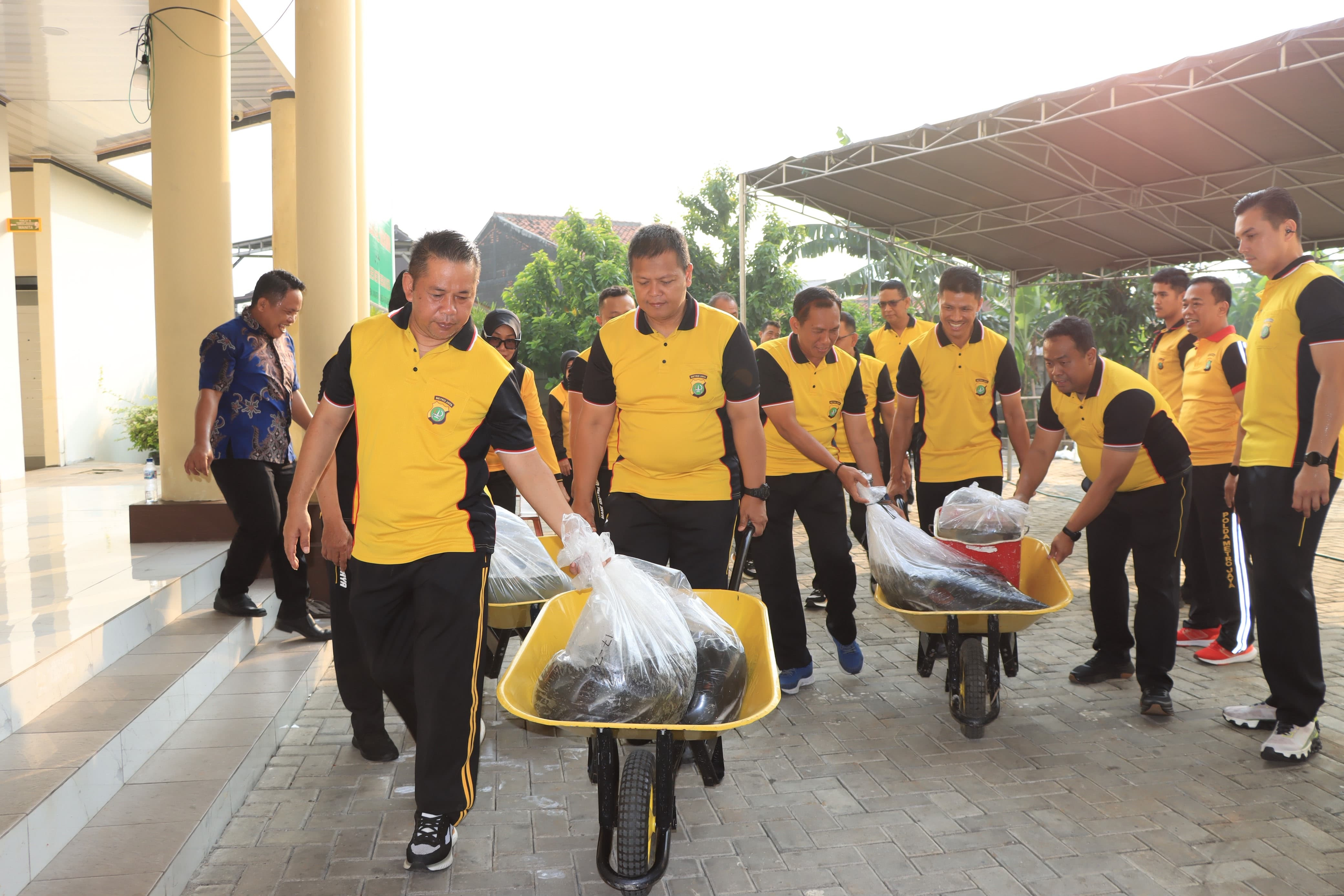 Kapolres Metro Bekasi Kota Panen Lele di Kolam Bioplog, Ribuan Ekor Langsung Ditebar untuk Warga