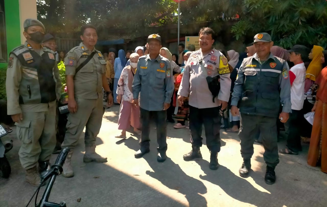 Bhabinkamtibmas  Medan Satria dan Stakeholder Kelurahan Kawal Pembagian 2.224 Karung Beras di Kelurahan Pejuang