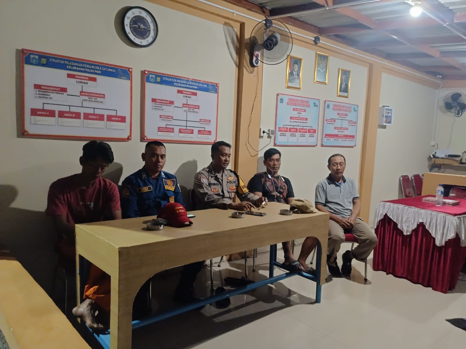 Patroli Malam Ramadhan, Polsek Kepulauan Seribu Selatan Bersama TNI dan Satpol PP Perkuat Siskamling dan Sosialisasikan Layanan 110