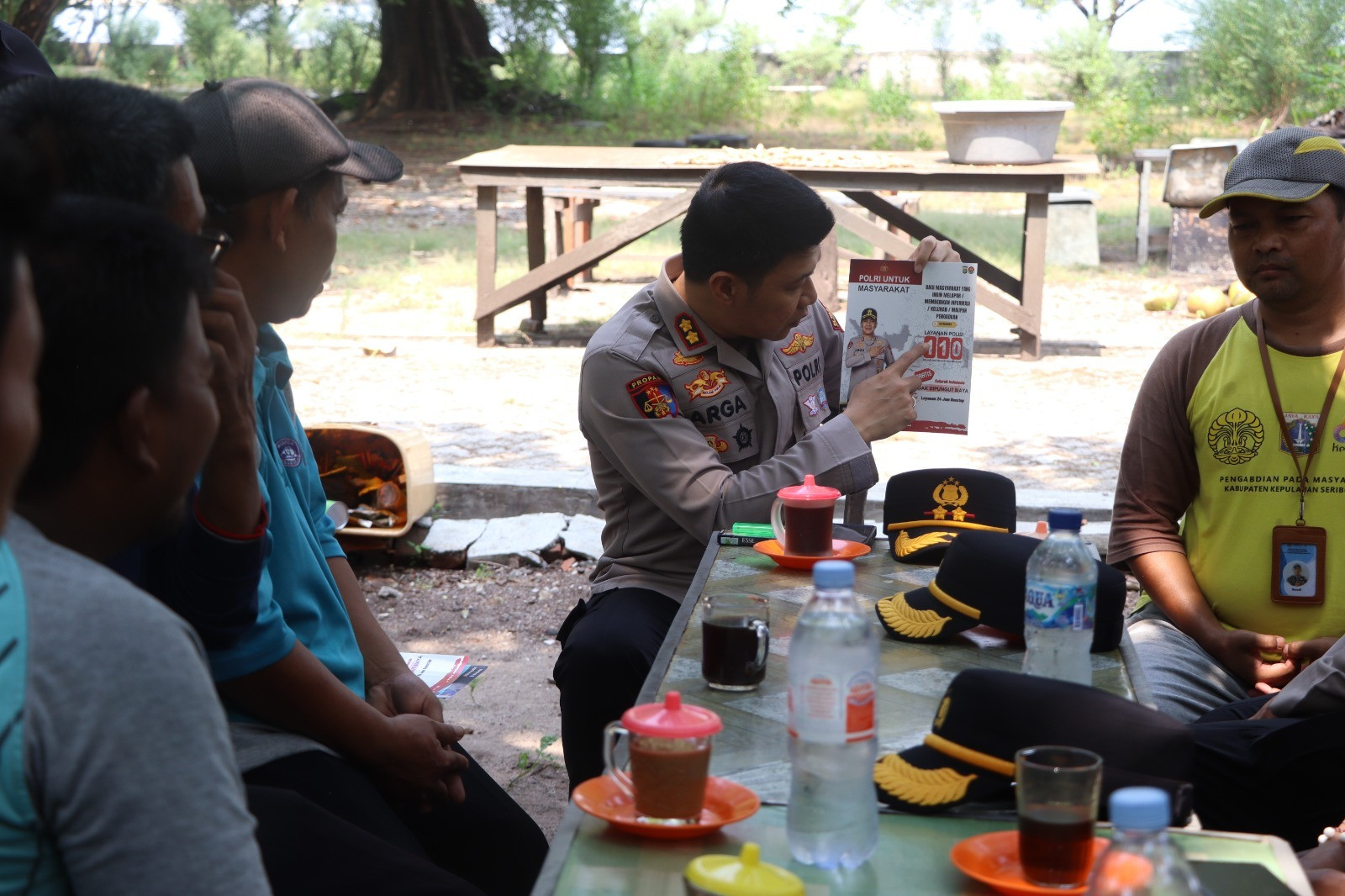 Jumat Curhat On The Spot di Pulau Kelapa, Polres Kepulauan Seribu Sosialisasikan 110 dan Keselamatan Berlayar