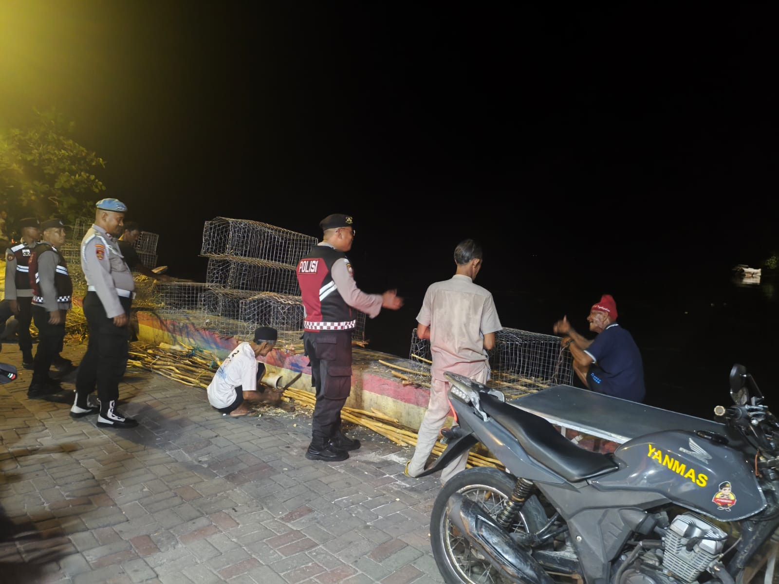 Patroli Malam Gabungan Polsek Kepulauan Seribu Utara, Sosialisasikan Layanan 110 dan Cegah Gangguan Kamtibmas