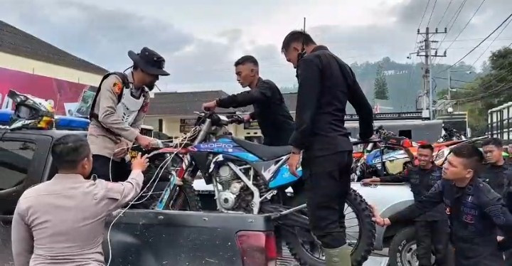 Kapolres Aceh Tengah Jangkau Desa Terisolir dengan Trail, Salurkan Bantuan dan Gelar Bhakti Kesehatan bagi Pengungsi Bintang Pepara