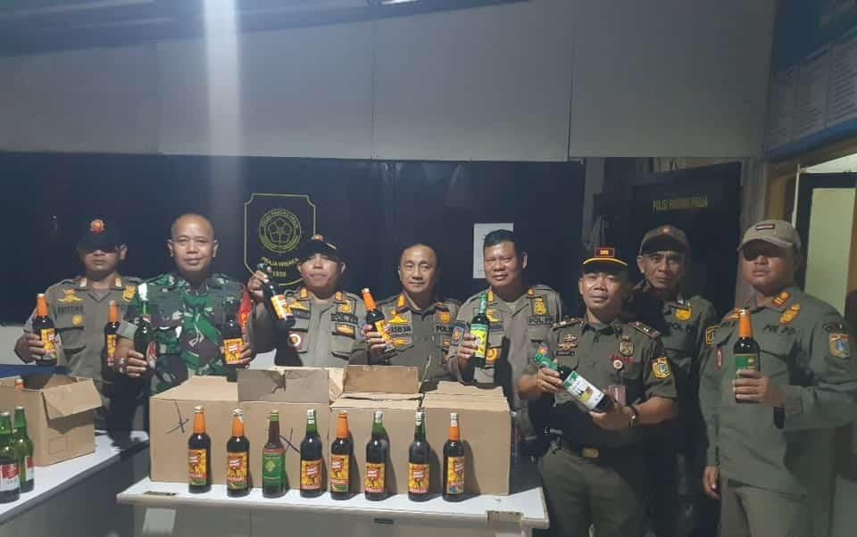 Bulan Suci Ramadhan   Satpol PP Kecamatan Tanjung Priok Amankan  66 Botol Miras dalam Razia Penegakan Perda