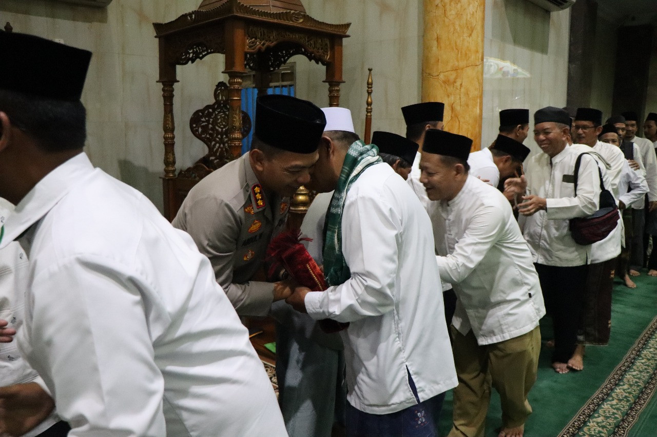 Kapolres Metro Depok dan Wali Kota Laksanakan Tarawih Keliling di Masjid Al-Barkah