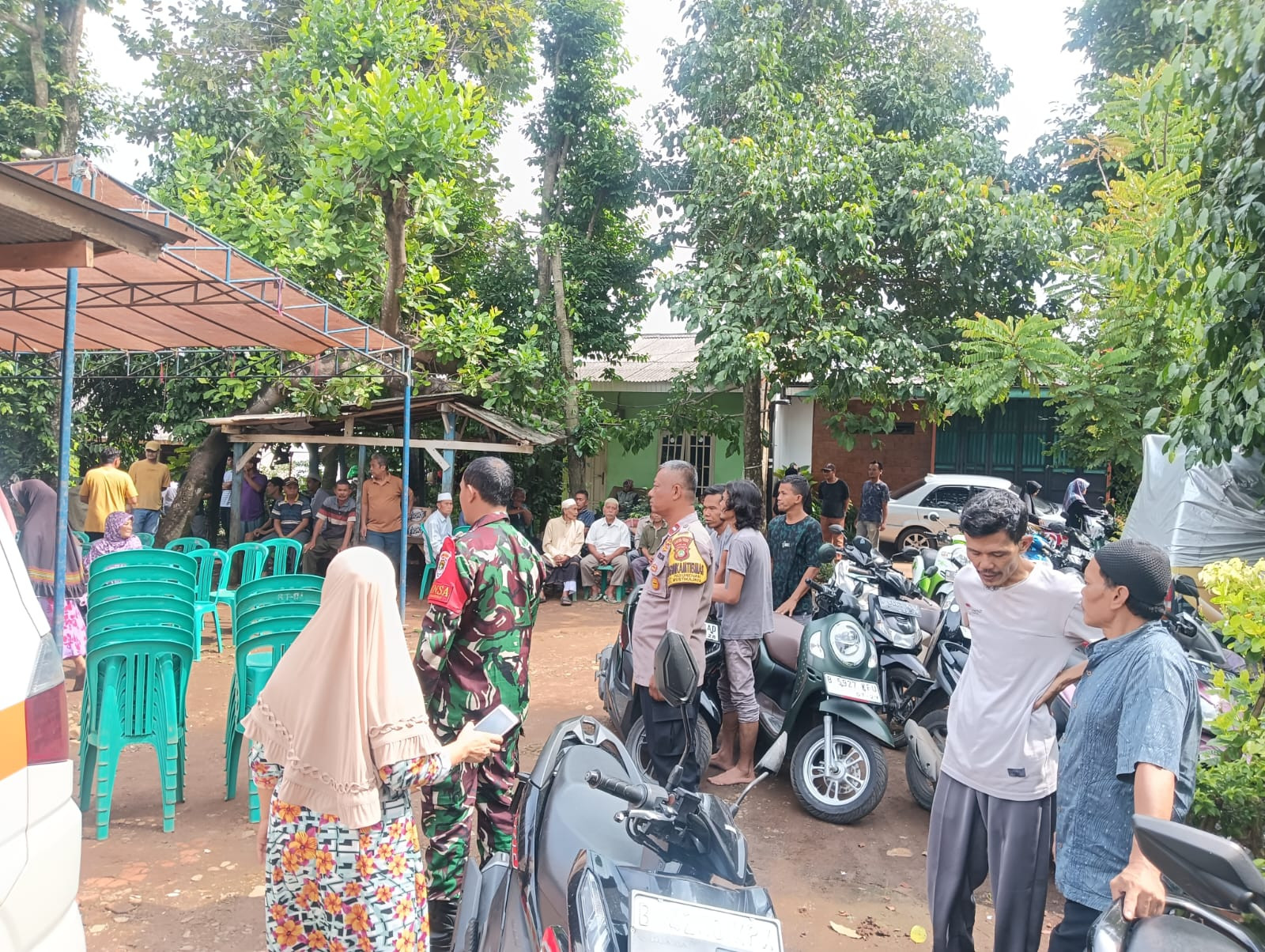 Sinergitas TNI-Polri di Kelurahan Padurenan: Bhabinkamtibmas dan Babinsa Laksanakan Giat Takziah dan Monitoring Wilayah