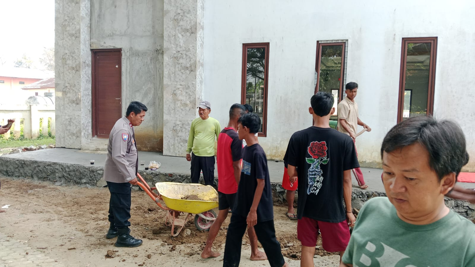 Polsek Cabangbungin Bersama Warga Gotong Royong Bangun Masjid Besar Al-Mukhlisin