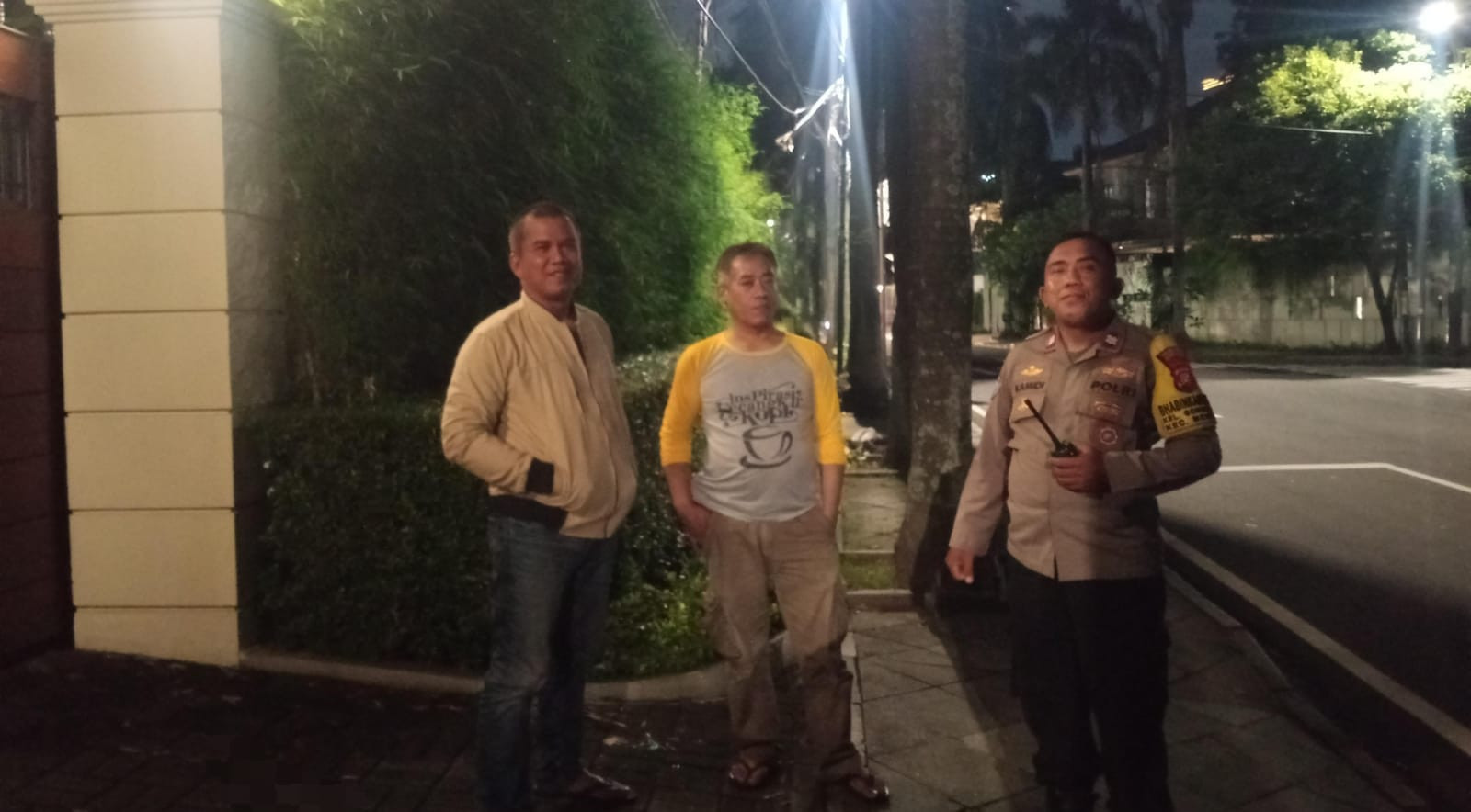 Bhabinkamtibmas Gondangdia Patroli Rumah Kosong Yang Ditinggal Mudik, Berikan Himbauan Kamtibmas