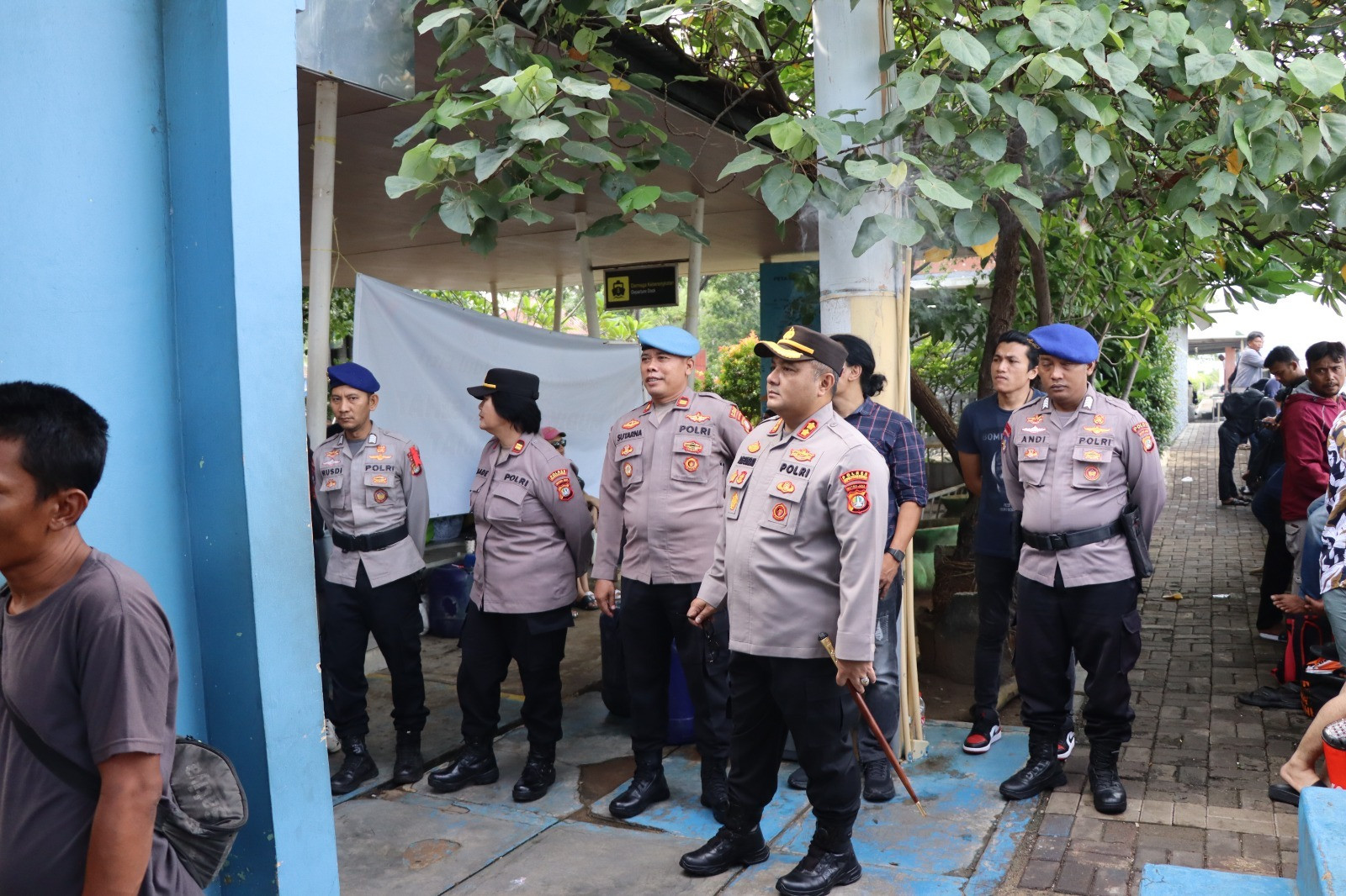 Kapolres Kepulauan Seribu AKBP Ajie Lukman Hidayat Tinjau Langsung Keberangkatan Wisatawan dan Pemudik di Dermaga Marina Ancol