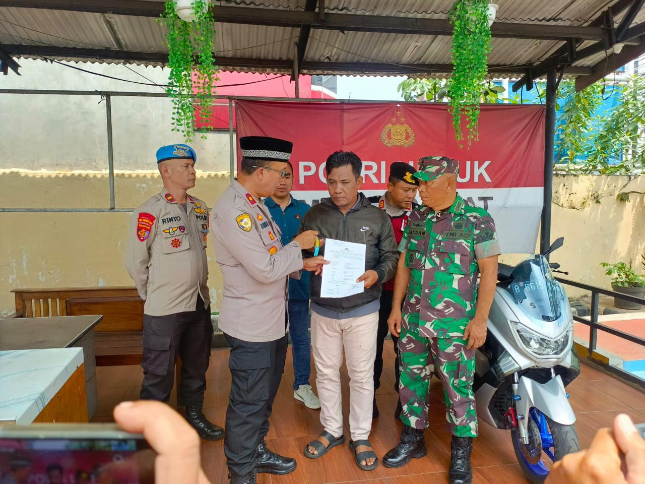 POLSEK CIPUTAT TIMUR KEMBALIKAN MOTOR HASIL KEJAHATAN KEPADA PEMILIKNYA
