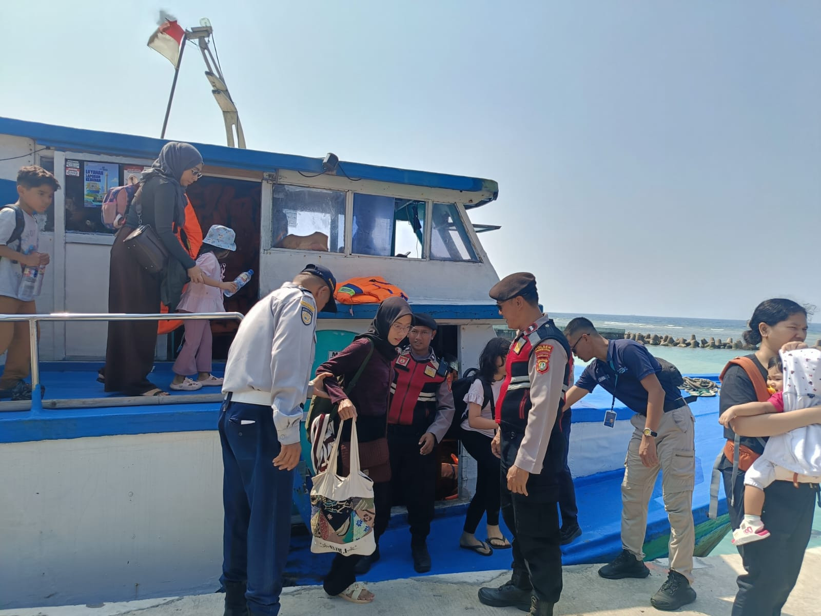 Jakarta On The Spot, Polres Kepulauan Seribu Sosialisasikan Layanan Polisi 110 kepada Wisatawan dan Warga di Dermaga