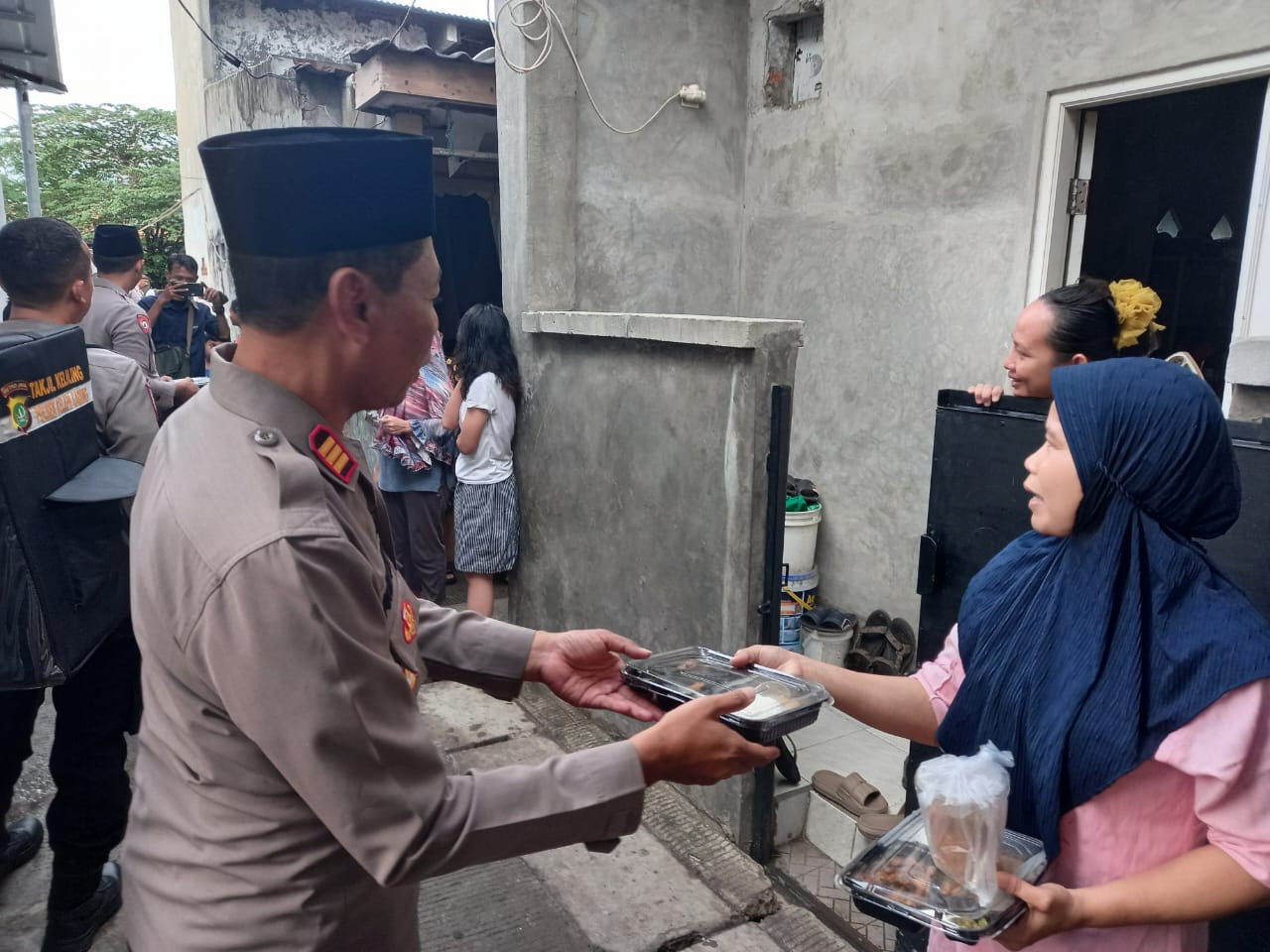 Polsek Kelapa Gading Gelar Pembagian Takjil Keliling Untuk Warga Padat Penduduk