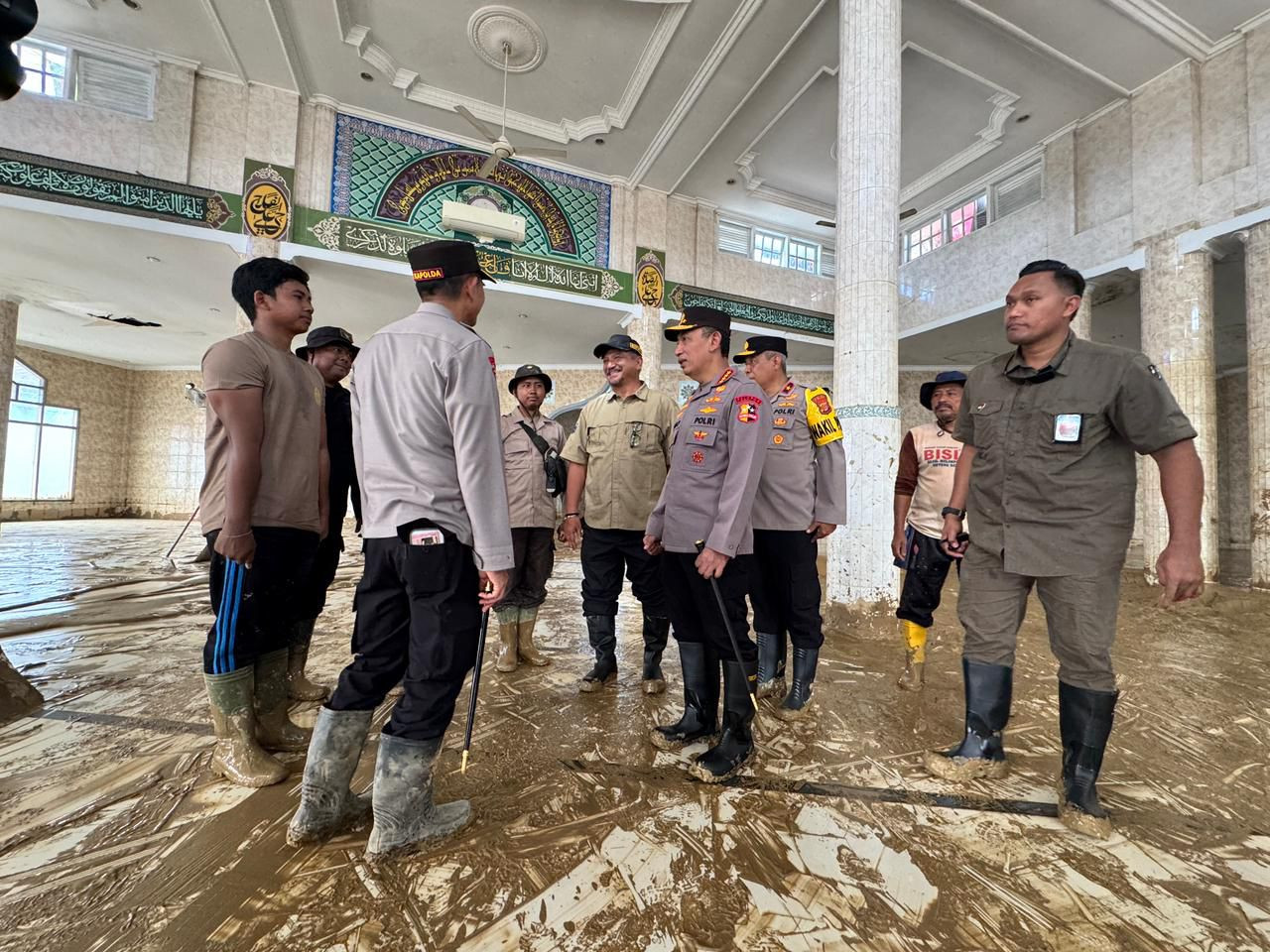 Kapolri Tinjau Pembersihan SD dan Masjid Terdampak Bencana di Aceh Tamiang