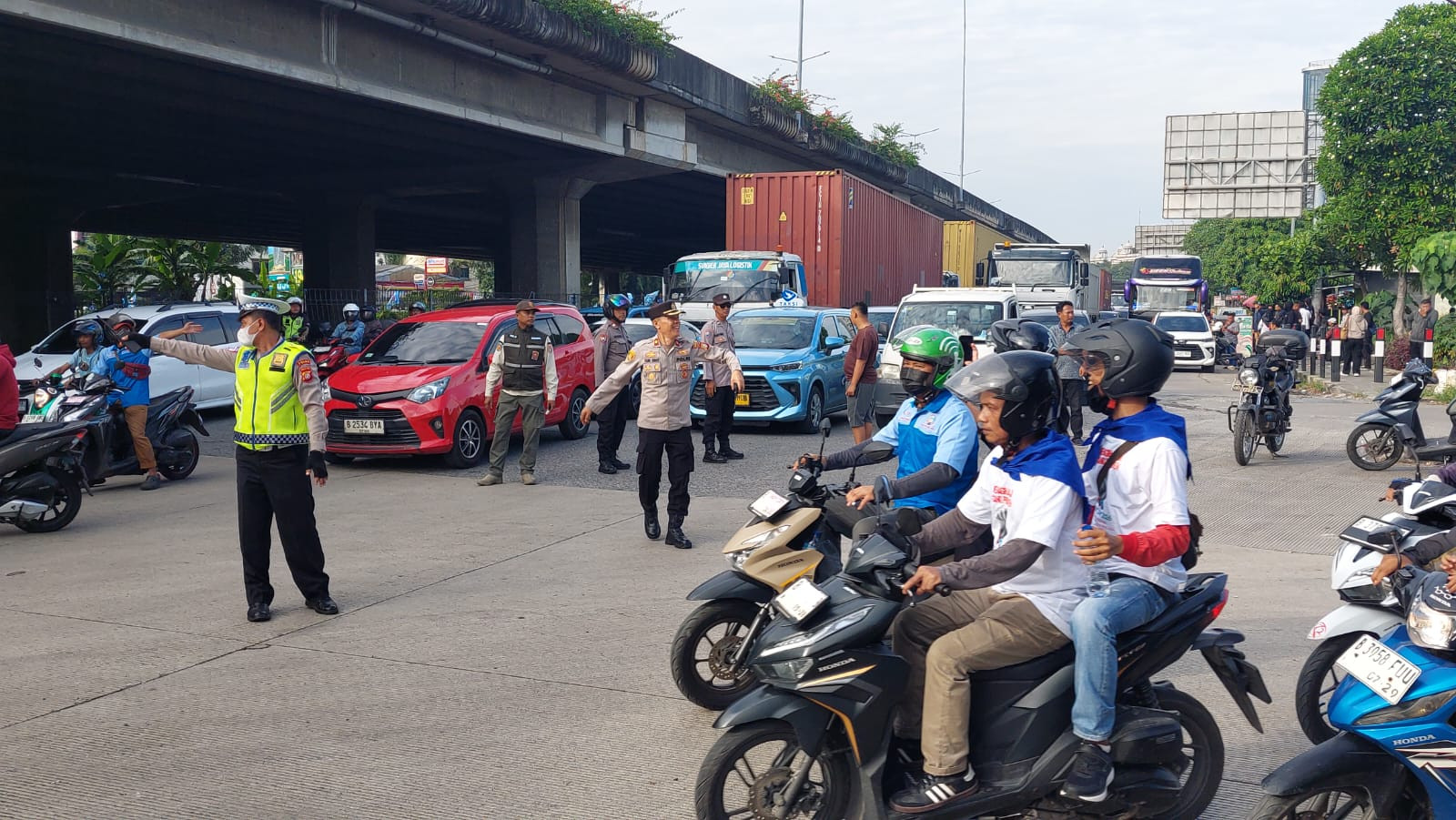 Ribuan Buruh dari Penjaringan Bergerak ke Monas Peringati May Day 2026, Pengawalan Berlangsung Kondusif